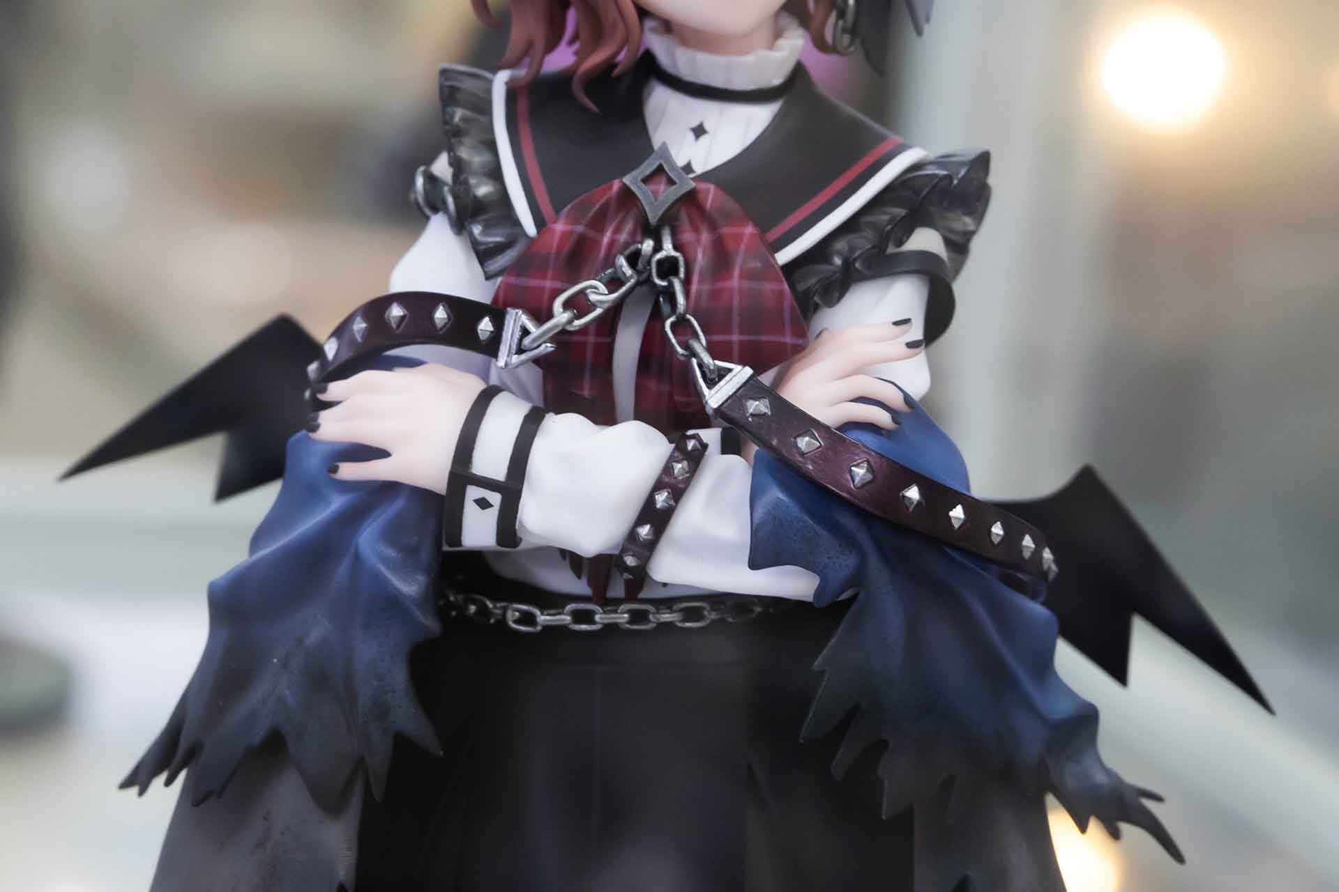 樋口円香が身に付ける衣装は、見れば見るほど凝った作りになっているのがわかる