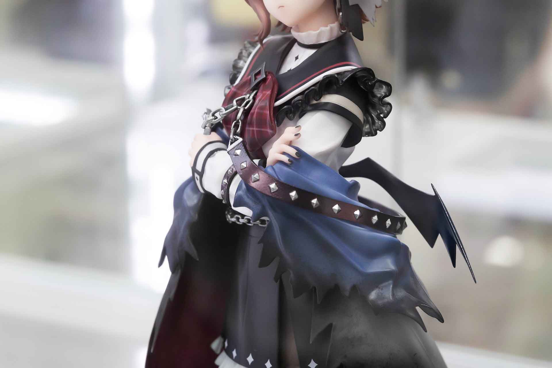 少し角度を変えると、コウモリの羽のようなデザインになっているのがわかる