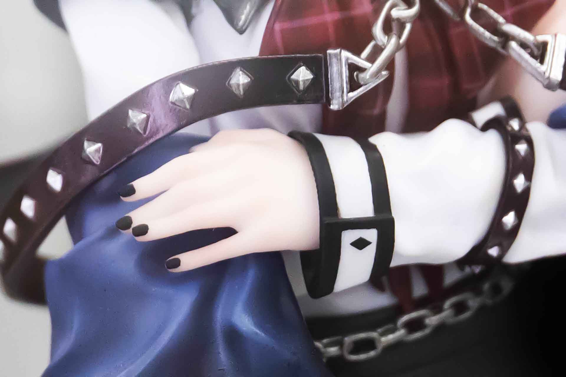 服のイメージに合わせて、ネイルも黒く塗られている