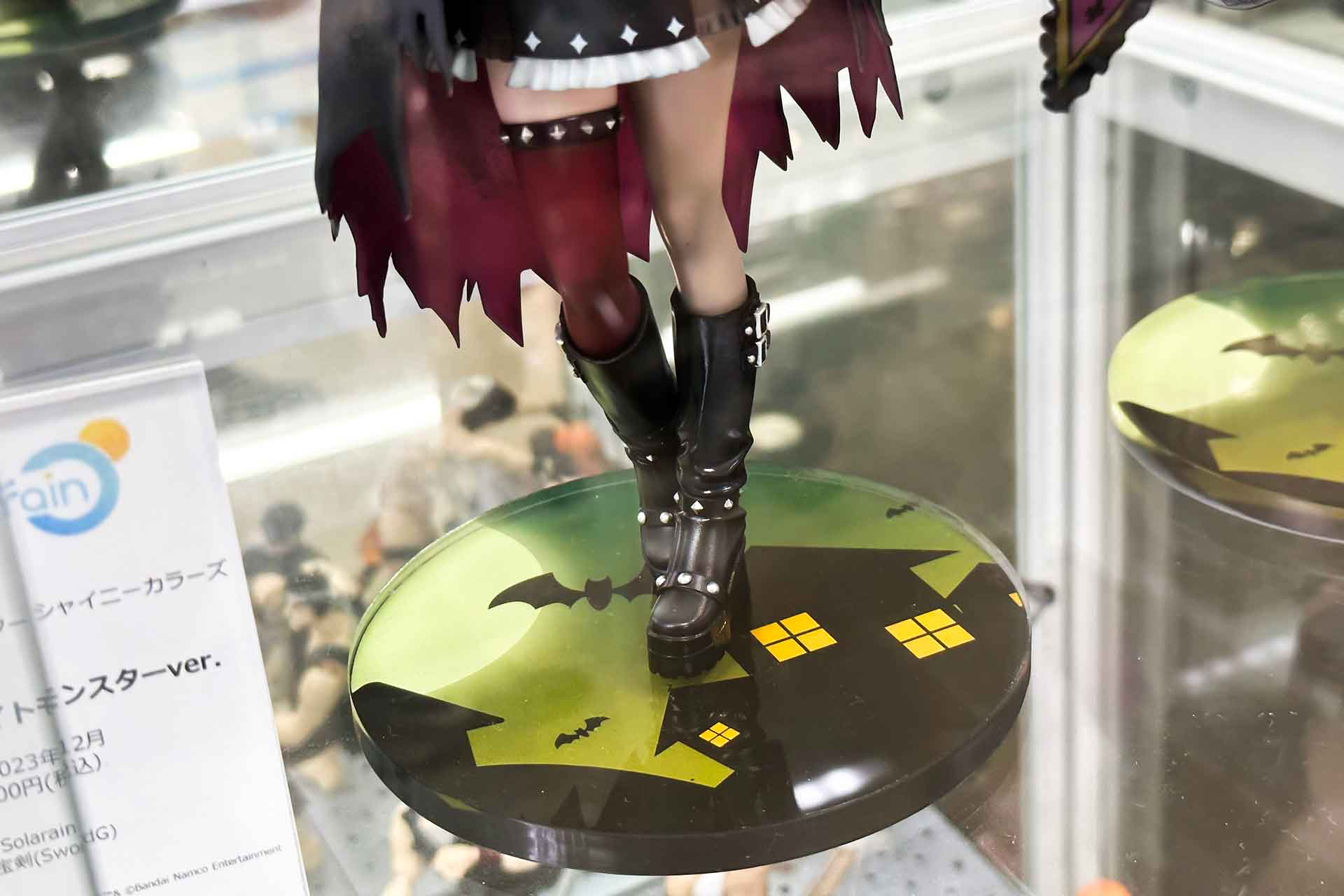 台座部分もハロウィンをイメージしたデザインになっている