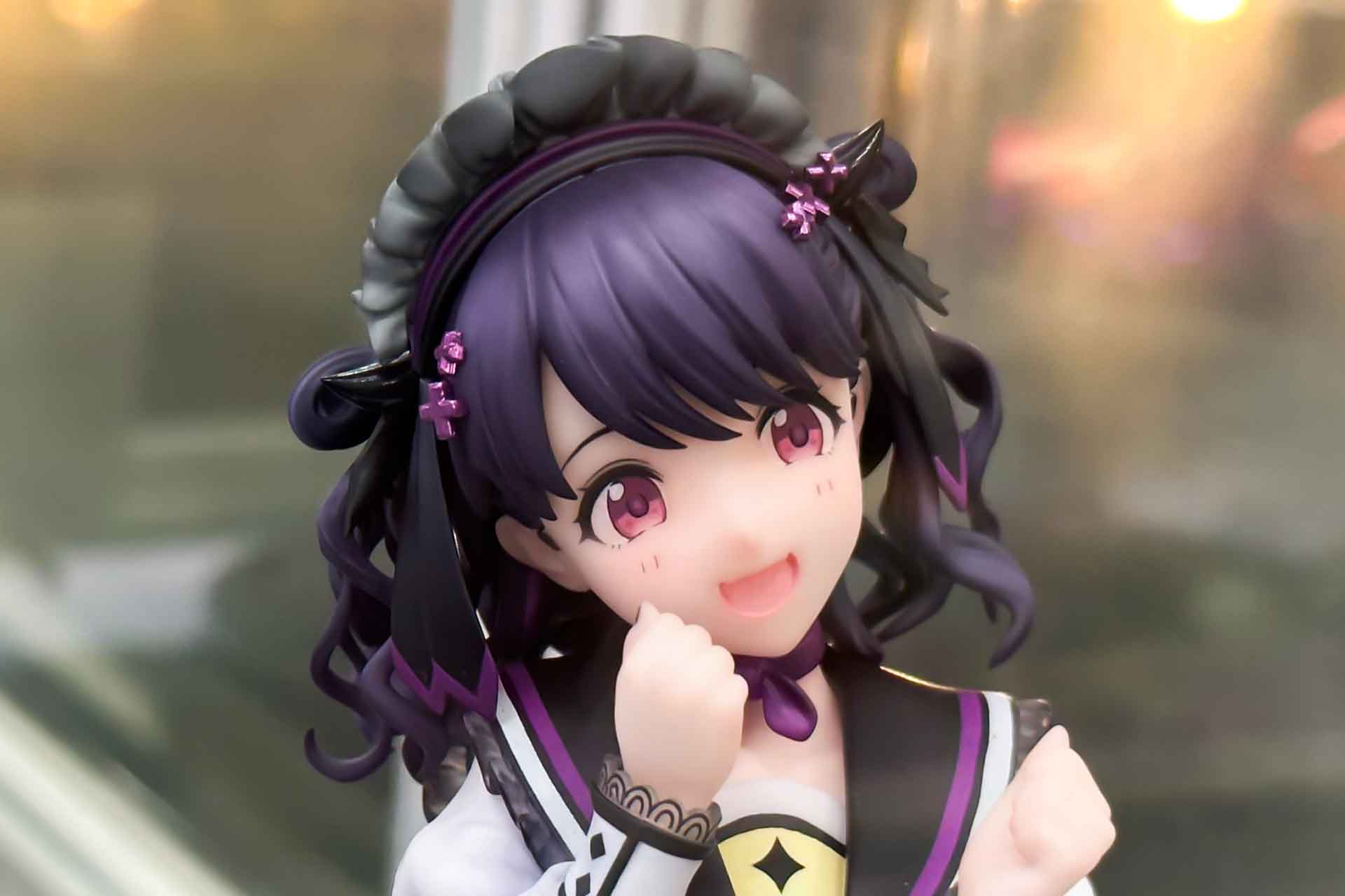 髪にはヘアバンドなど細かいアクセサリー類が付けられている