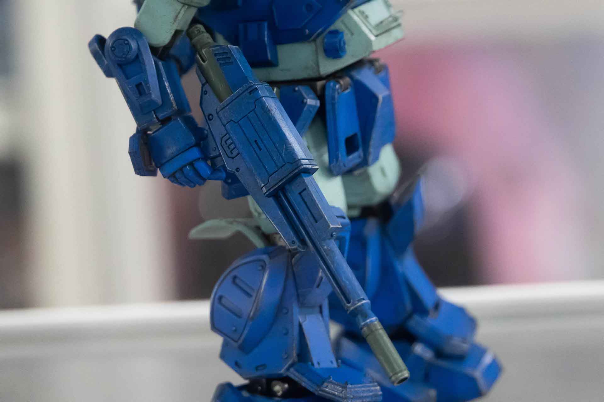 右手には、大きなハンディソリッドシューターを装備