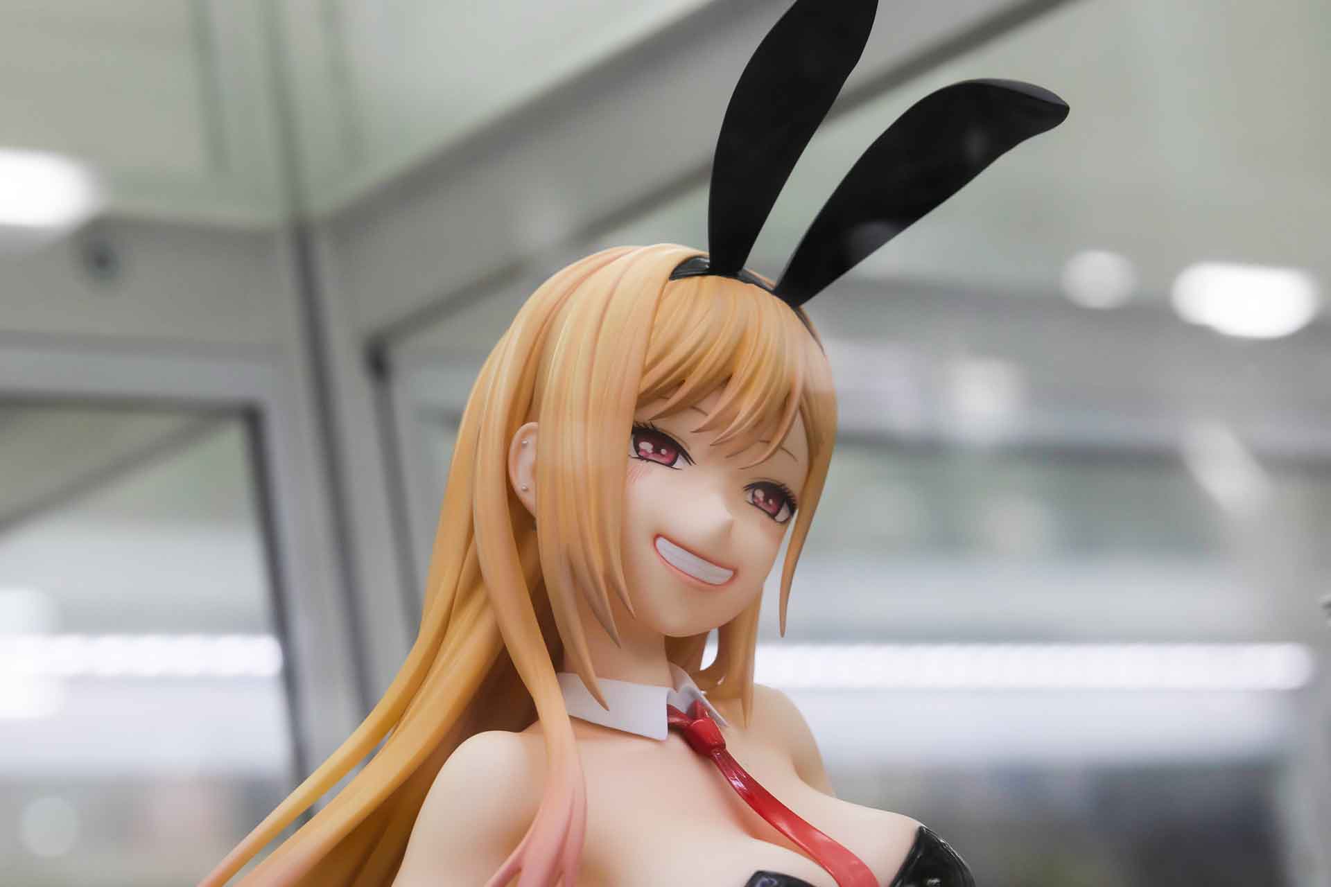 頭にはかなり大きめのウサギの耳が付けられている