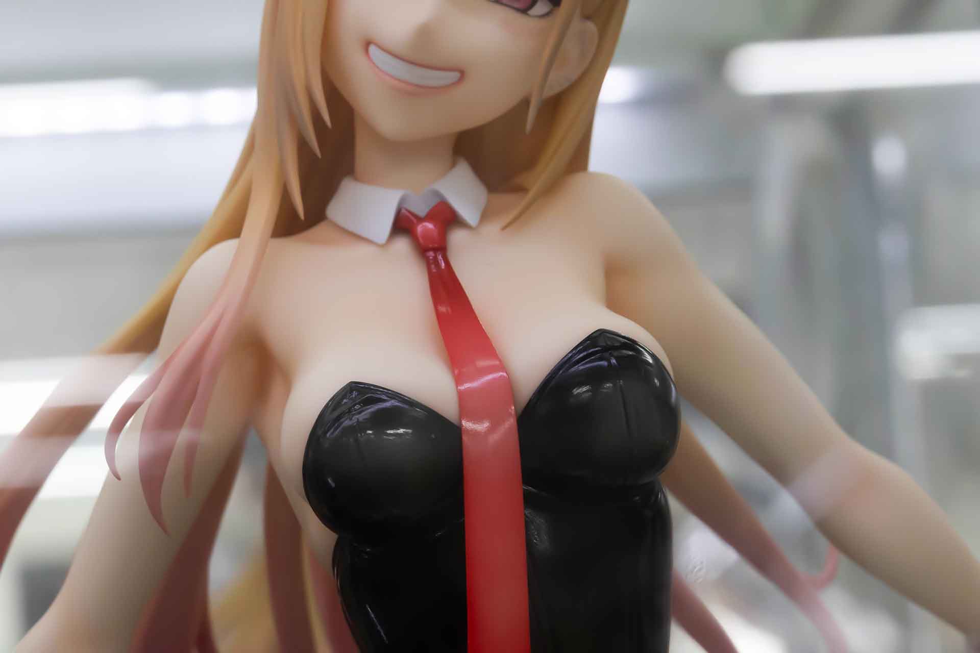 赤いネクタイがかなり目立つ