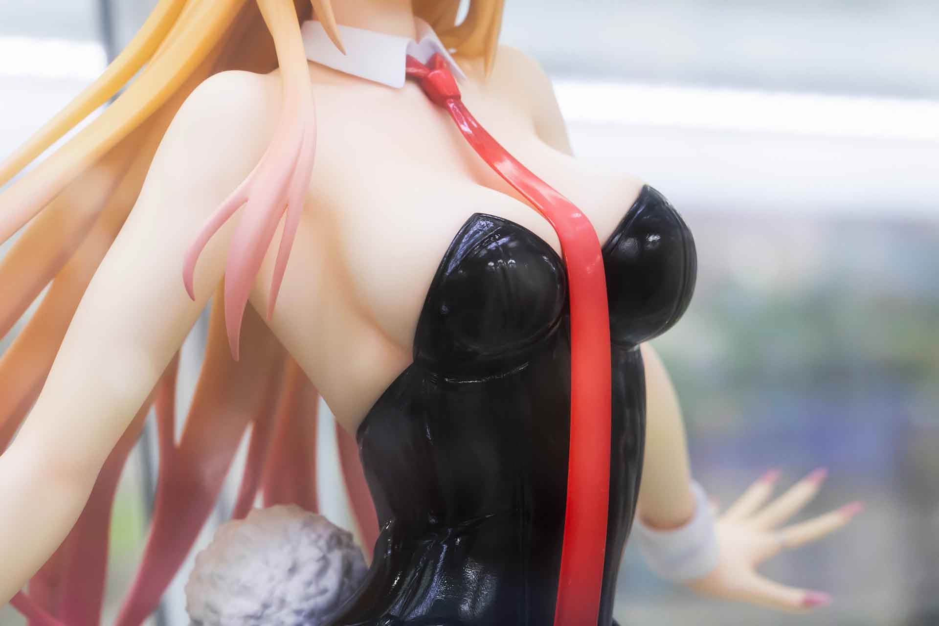 胸元を強調したような作りになっている