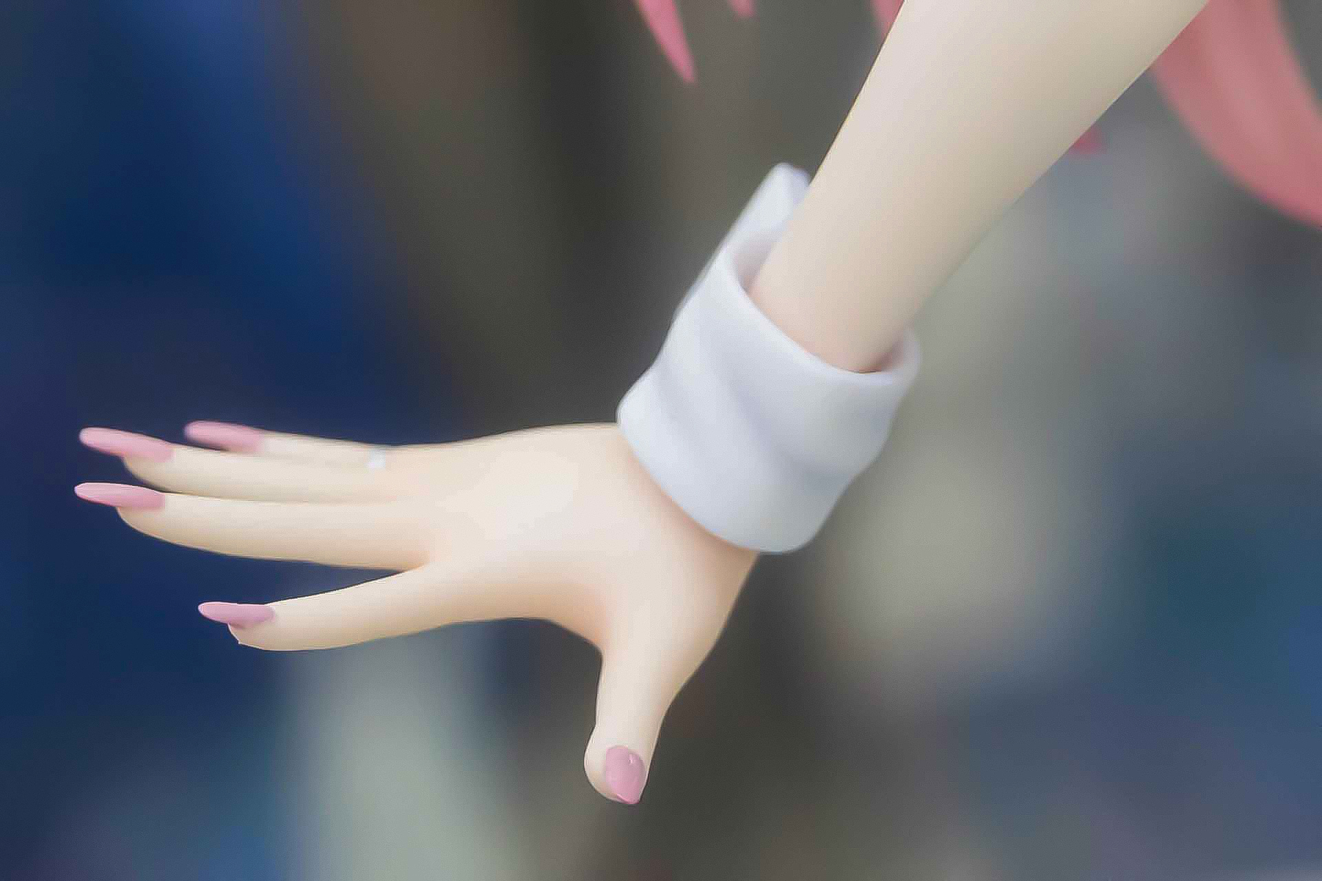 指にはピンク色のネイルが塗られている