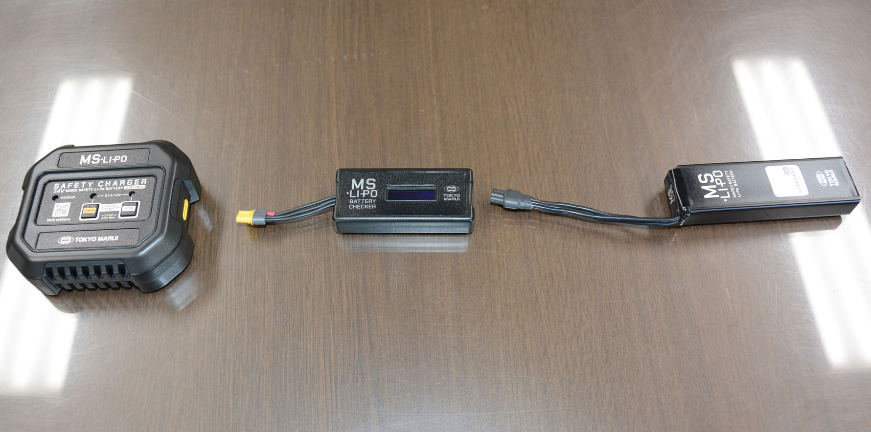 充電器とバッテリーの間にチェッカーを接続することで、充電時の状態をチェックできる