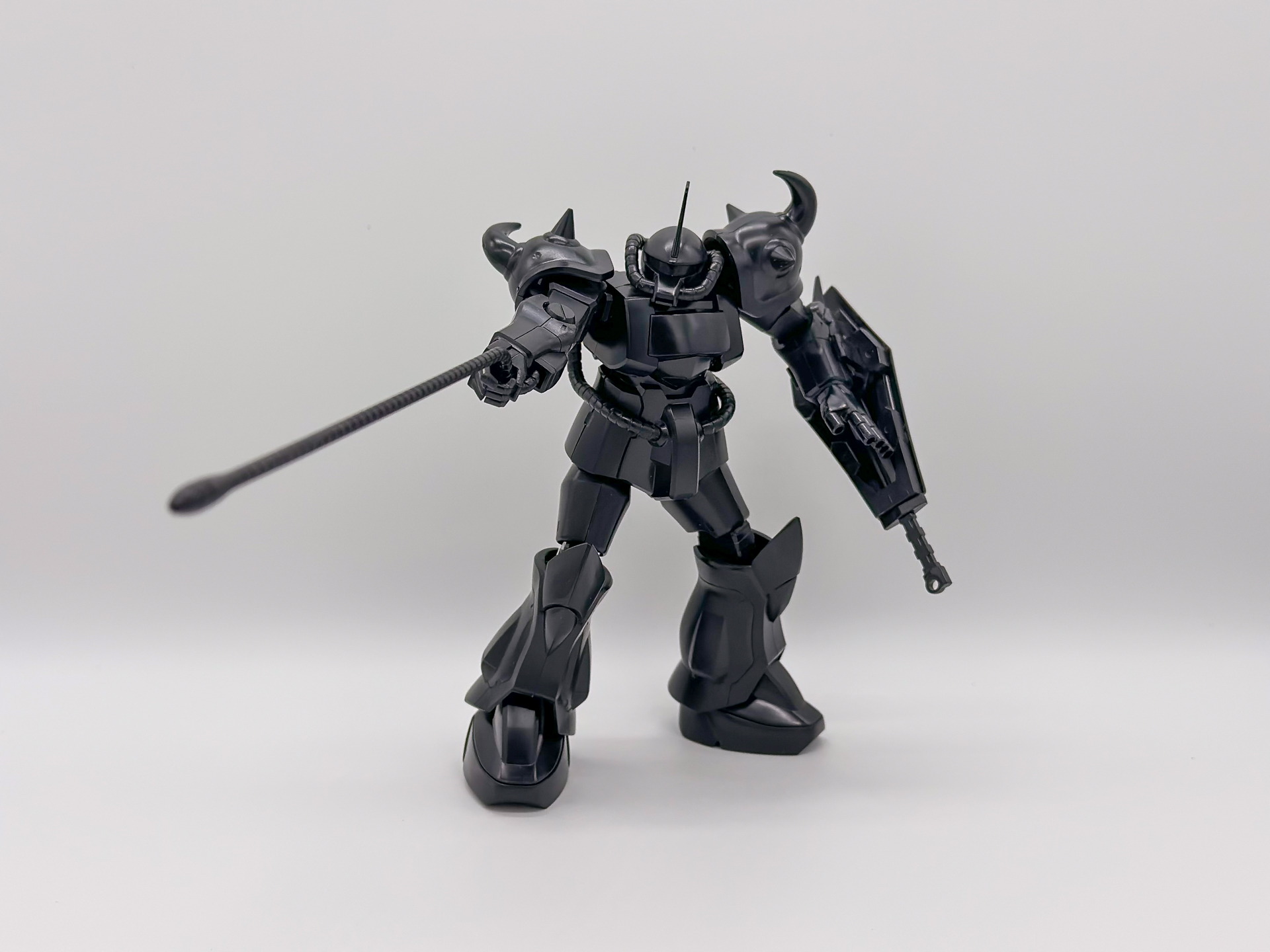 ヒート・サーベルが一体成形でシールド下部から柄が突き出すように収納するため、リバイブ版とはシルエットが異なります。