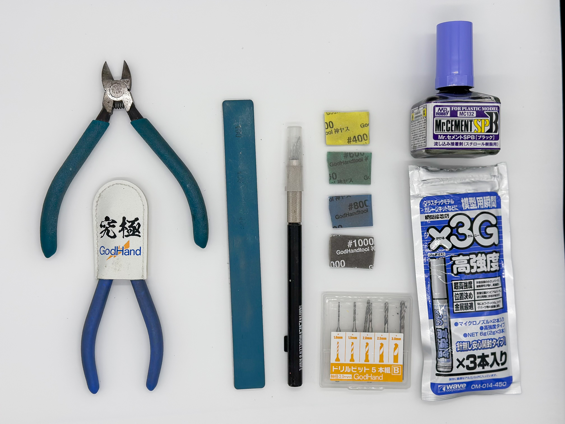 今回使用したツール類。今回はサフを使用せずに塗装を行なうため、ゲート処理用に高番手のやすりを使用しました。また、ピンバイスははめ込みパーツを後ほど分化しやすくするために使用しています。