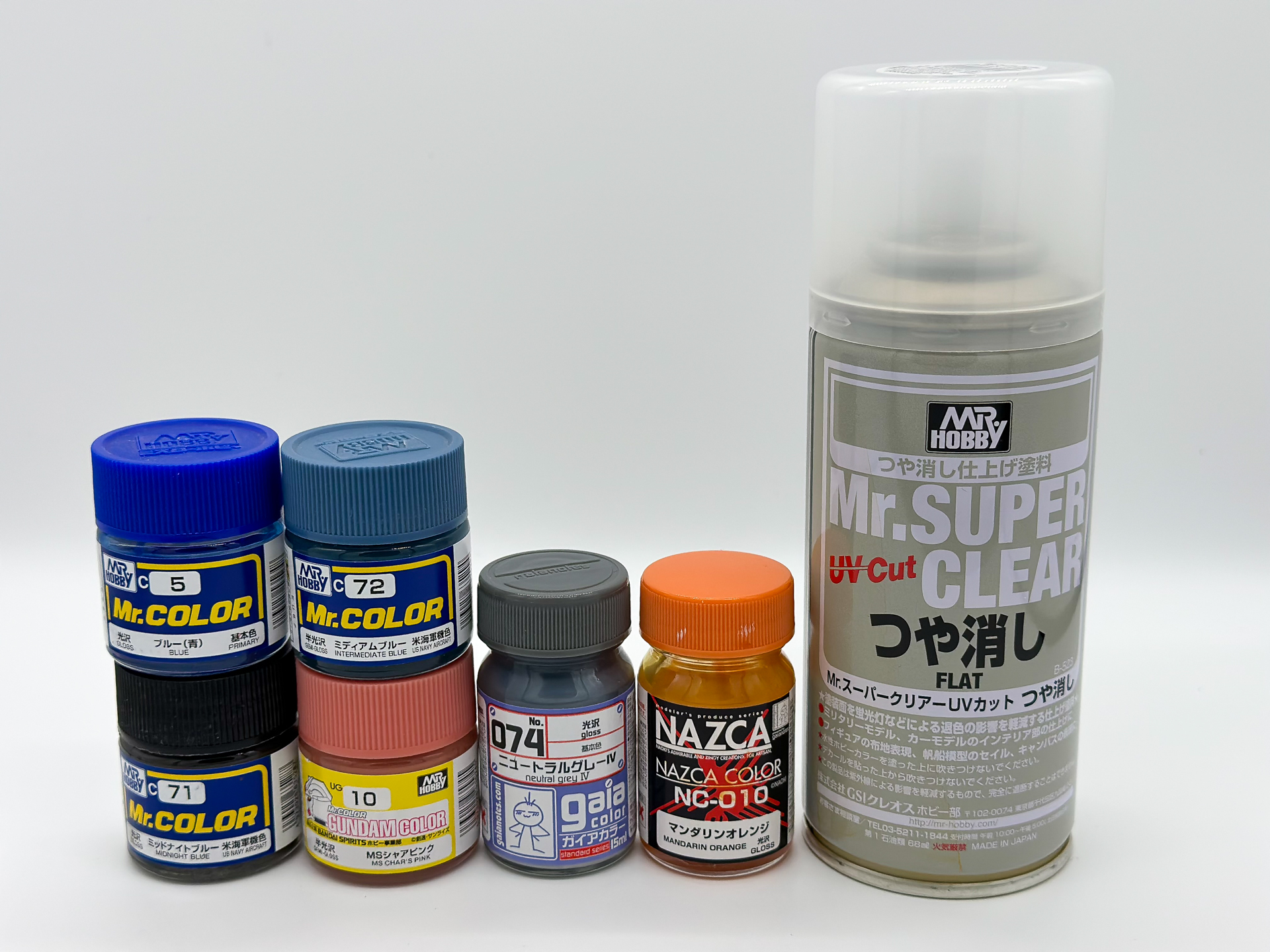 今回使用した塗料類。成型色を活かすためにサーフェイサーは使用していません。