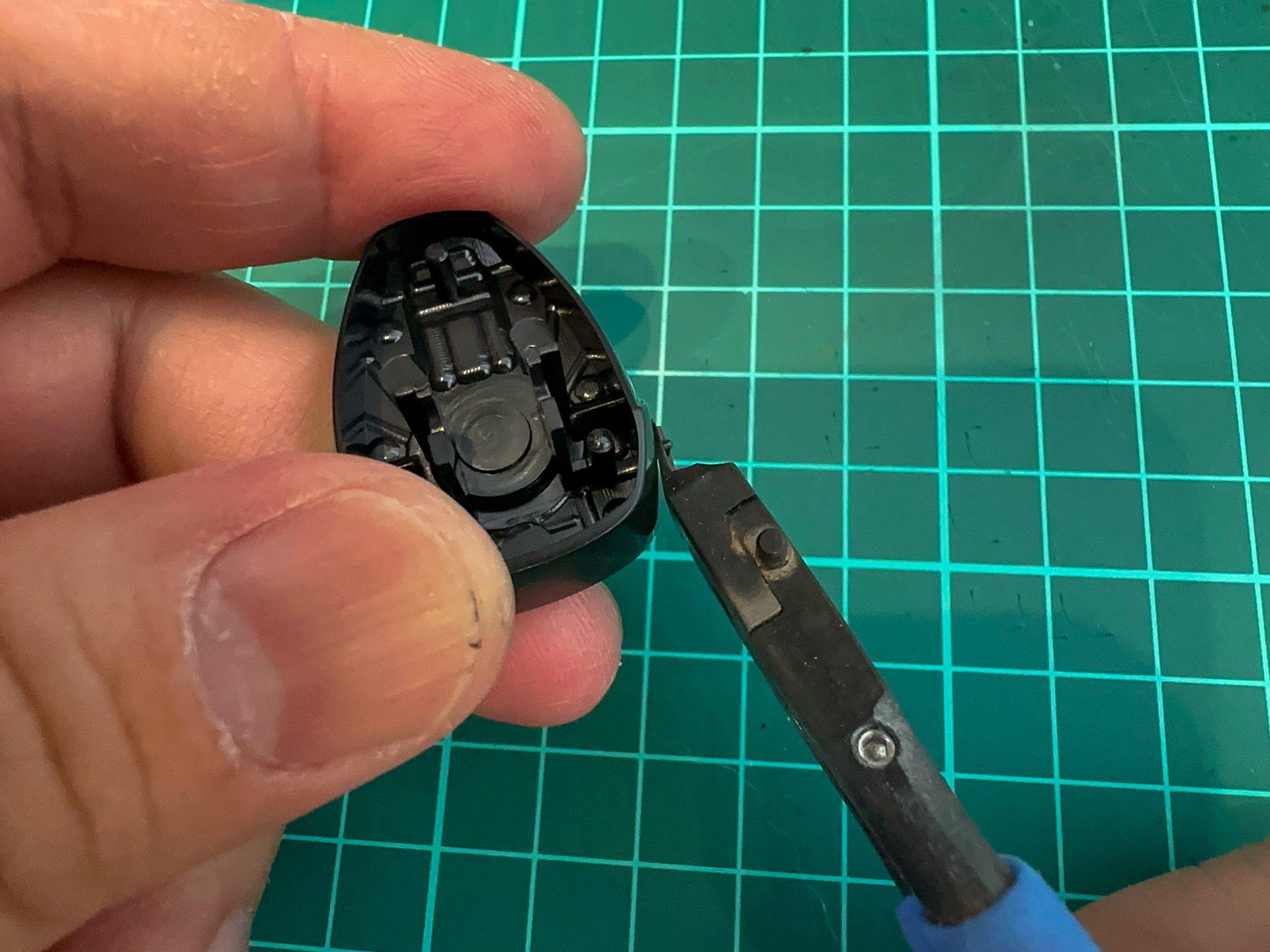 ランナーから切り離したパーツを再度ニッパーで二度切りします。この際にあえてギリギリではカットしないように注意します。