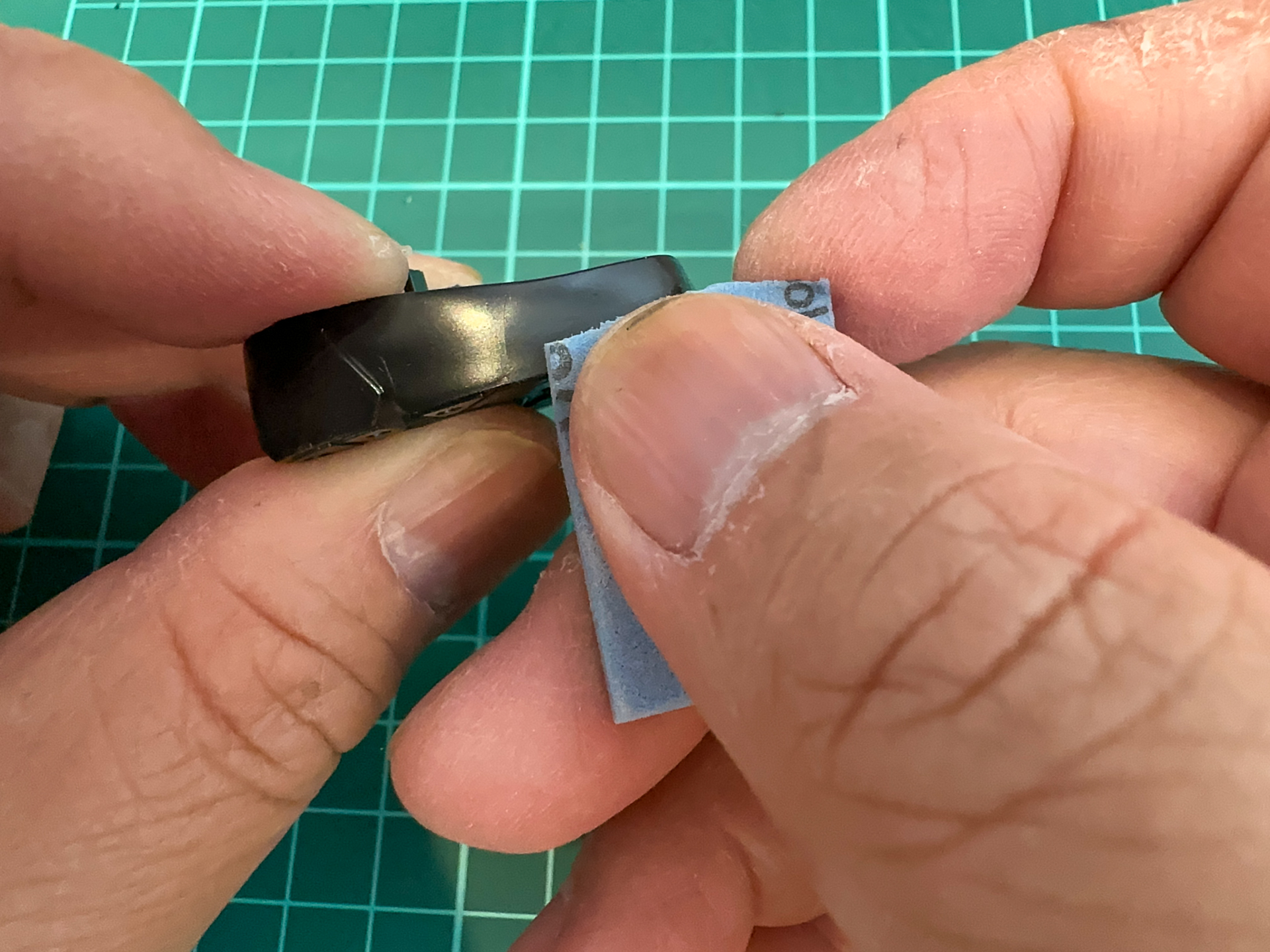 やすり跡を600番、800番、1000番の順で表面を磨いていきます。これで可能な限りゲート跡の白化を防ぐことが可能です。