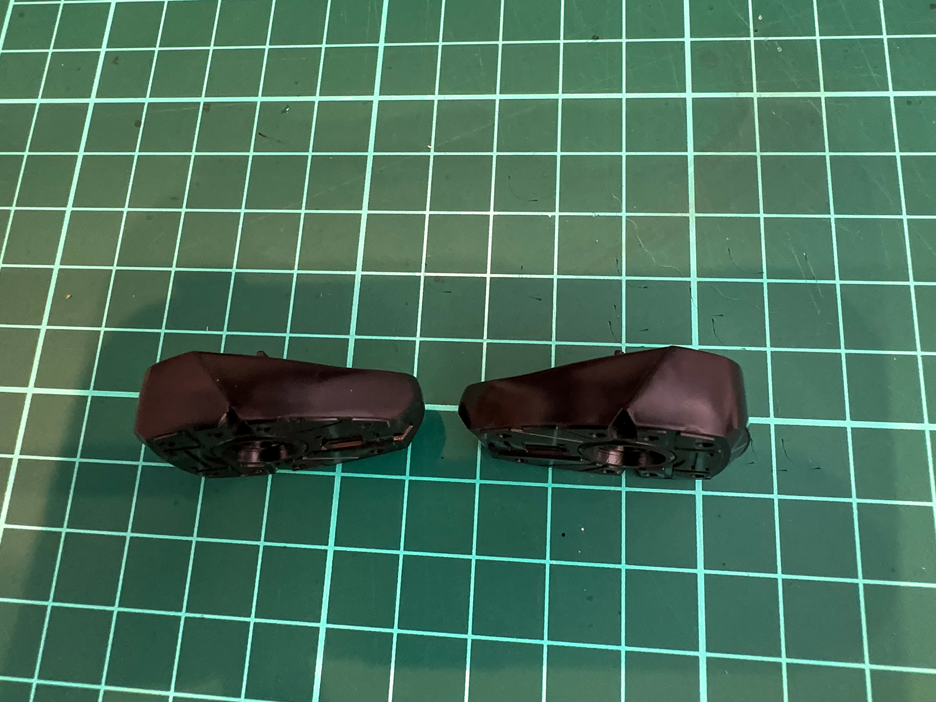 ニッパー切断後のパーツ（右）とやすり後のパーツ（左）ゲート跡がほぼわからなくなりました。