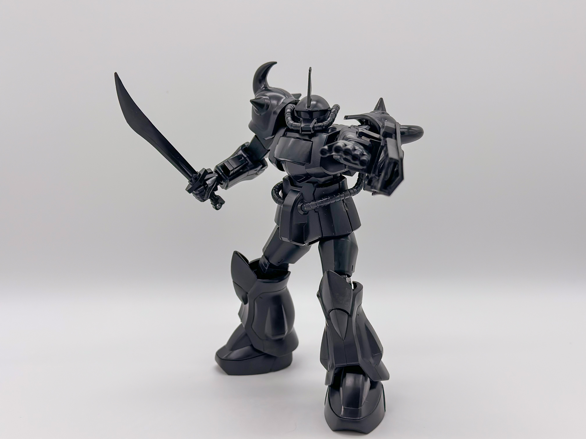 仮組を行なったグフ。HGUCシリーズ初期のキットということもあり、合わせ目が多く可動域も控えめです。