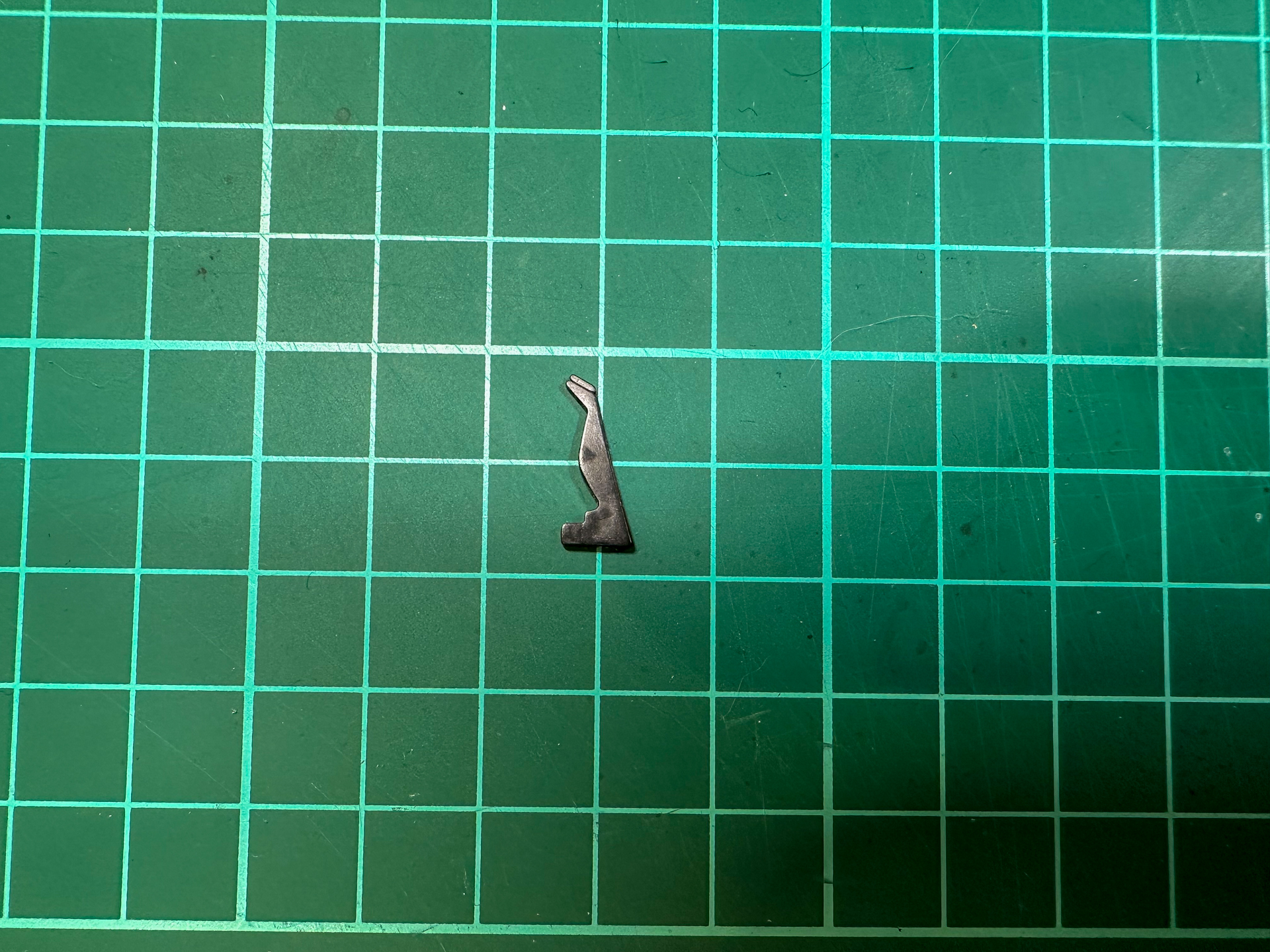 安全フラッグの付いたアンテナパーツ。V字アンテナよりは目立ちませんが除去しておきましょう。