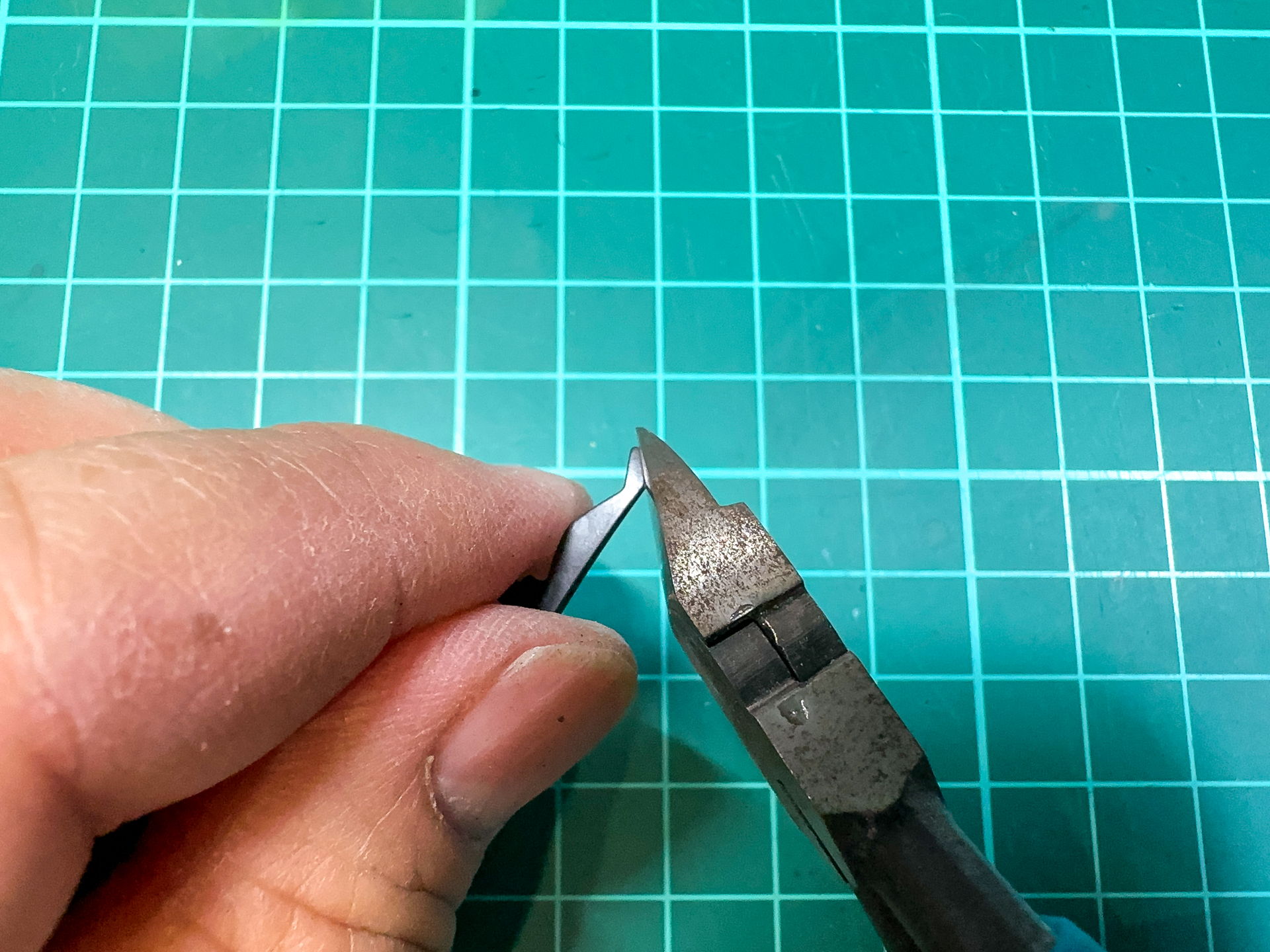 安全フラッグをニッパーでカットしていきます。