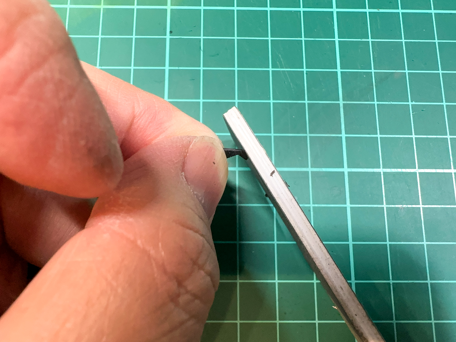 ゲート跡と同様にやすりで処理します。