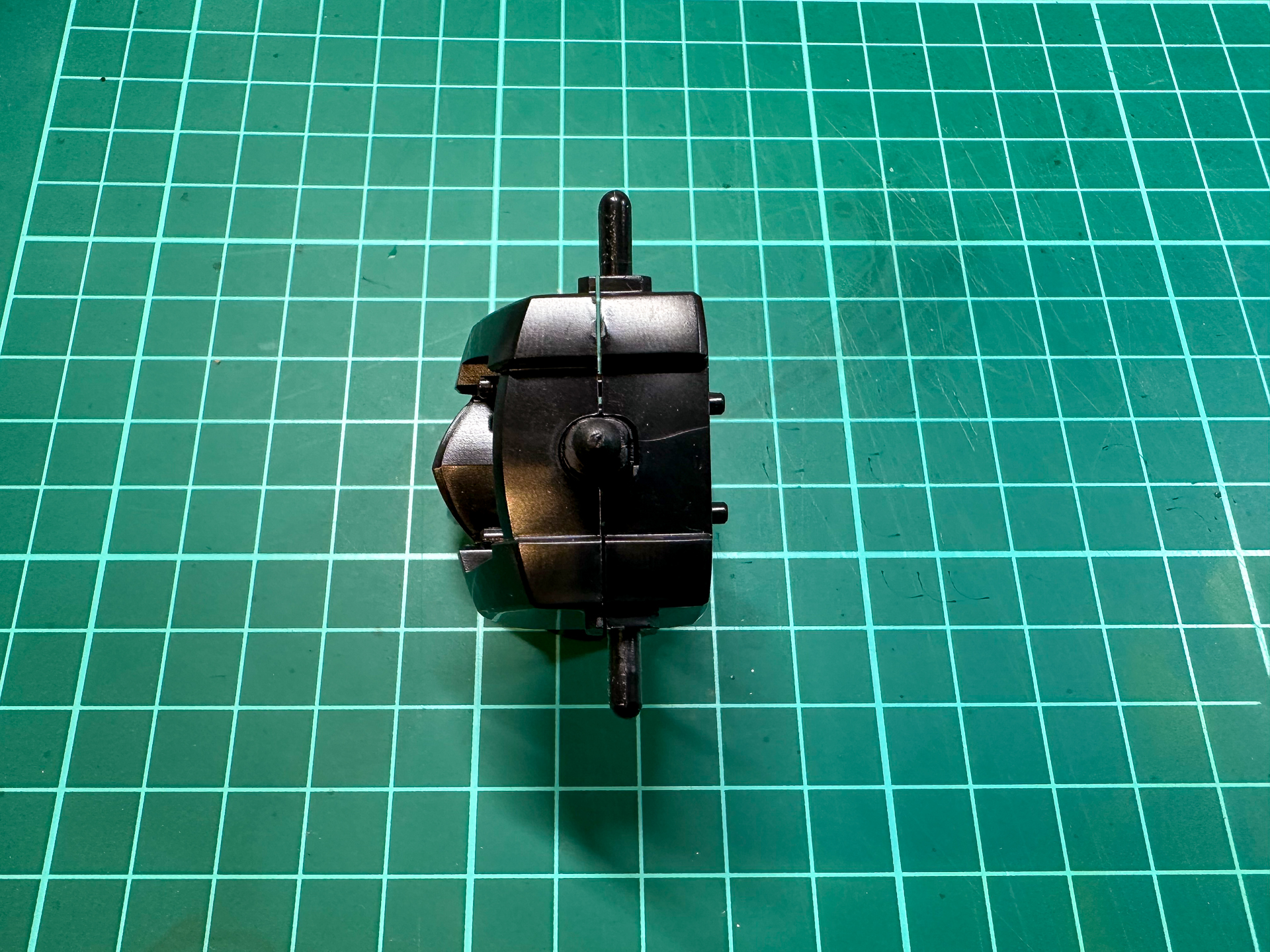 合わせ目の発生する胴体パーツ。最近のキットではあまり見ない腰までの一体成型で前後分割になっています。