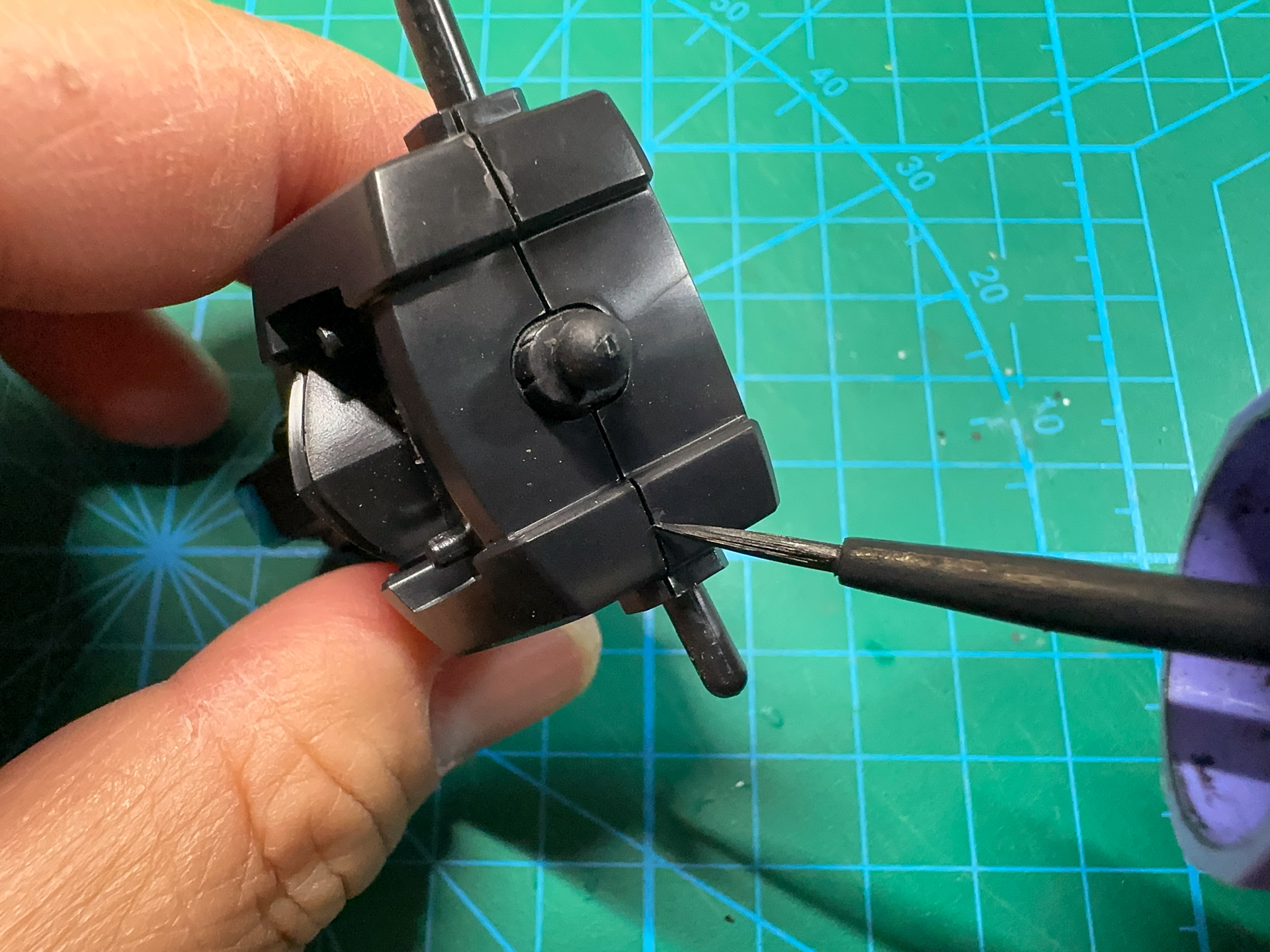 流し込み接着剤を合わせ目に流し込んでいきます。この際に接着剤を多めにしっかりと流し込むと失敗しにくいです。