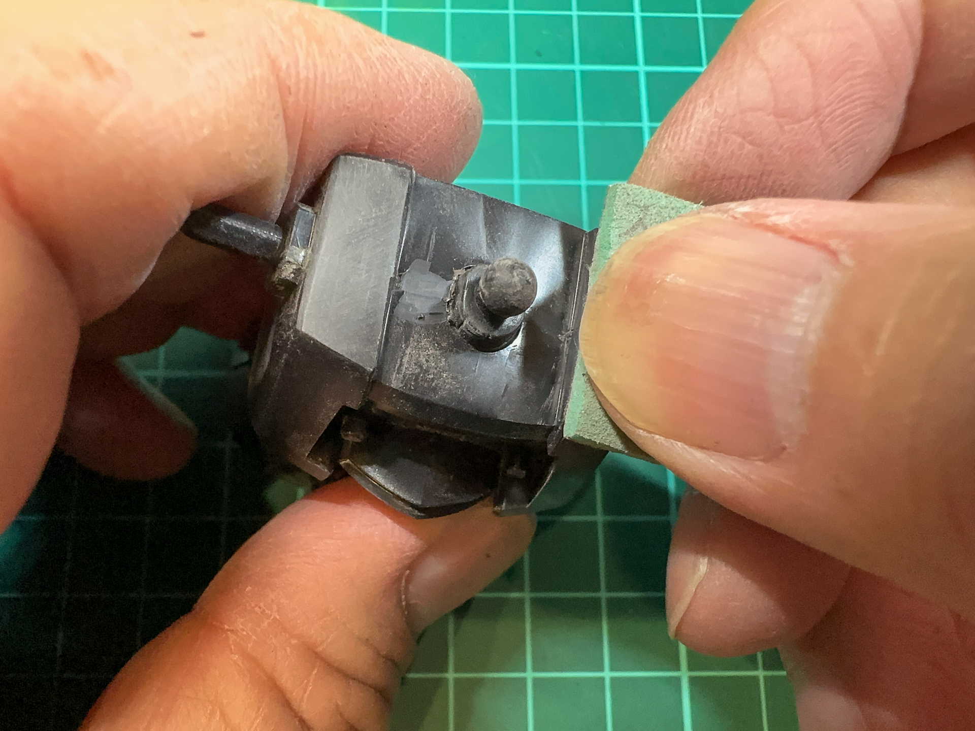 ゲート跡と同様にやすり跡を600番、800番、1000番の順で表面を磨いていきます。