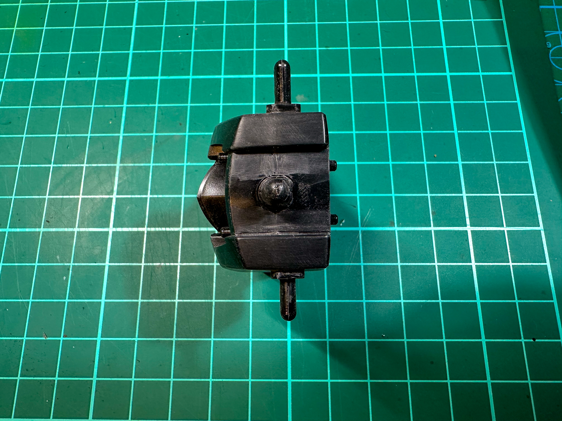 合わせ目消しの完了した胴体パーツ。この上から塗装すれば合わせ目がわかりません。