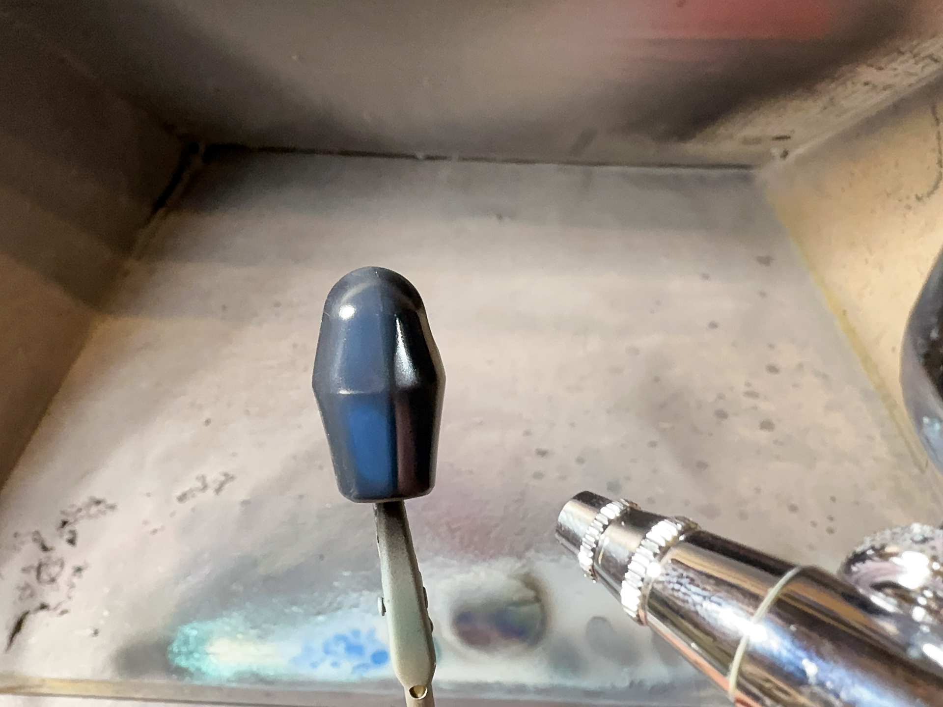 塗装時はパーツの中央から塗装を行ない、好みの色味に仕上げていきます。