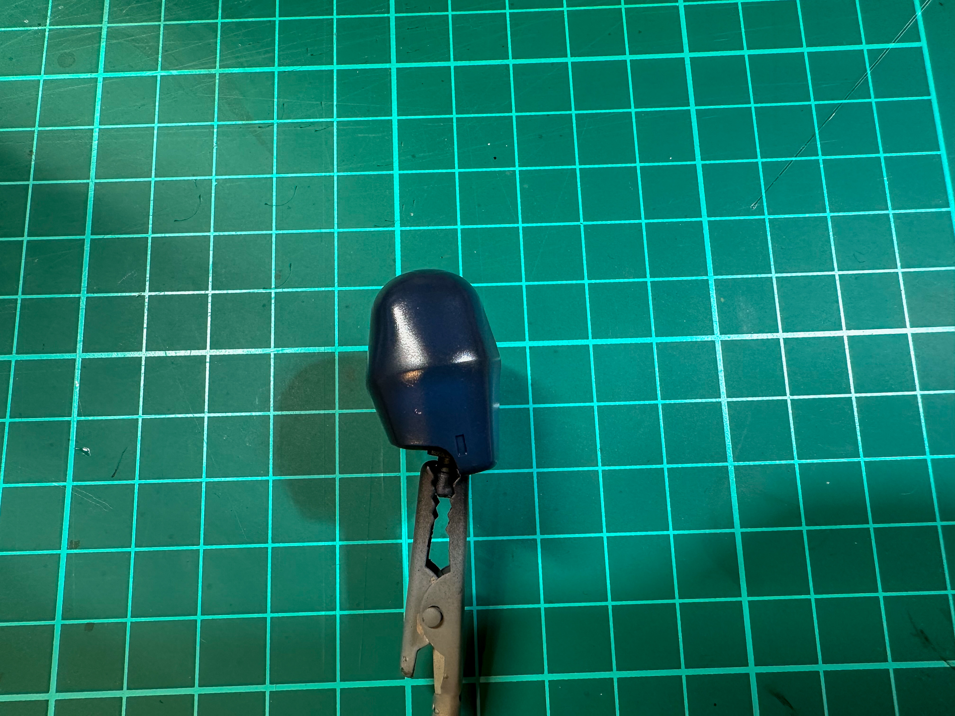 ブルー部分を塗装した大腿部パーツ。撮影時のライトにより明るく発色することを考慮して暗めに仕上げました。