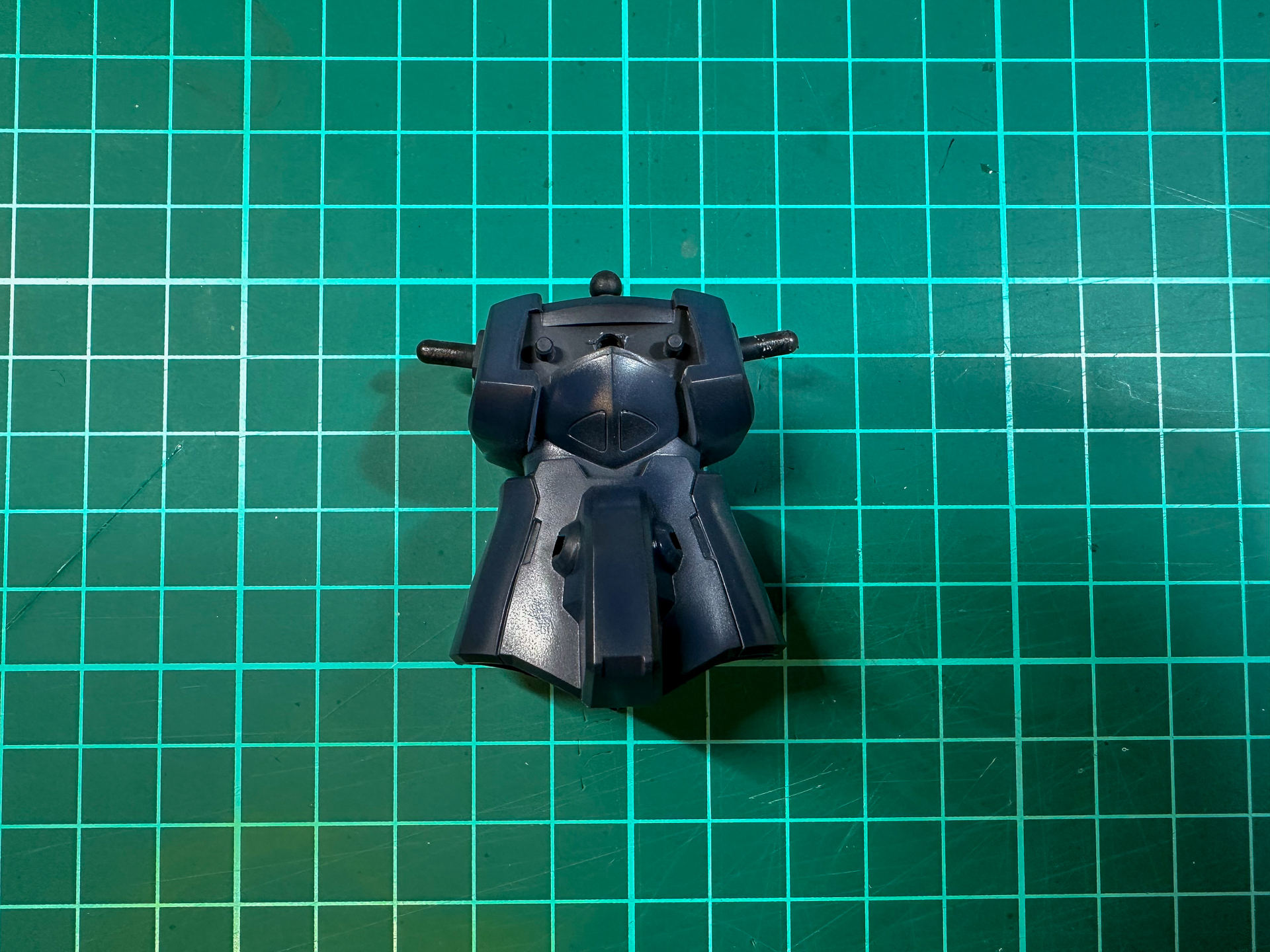 ネイビー部分を塗装した胴体パーツ。深いブルーに仕上がりました。