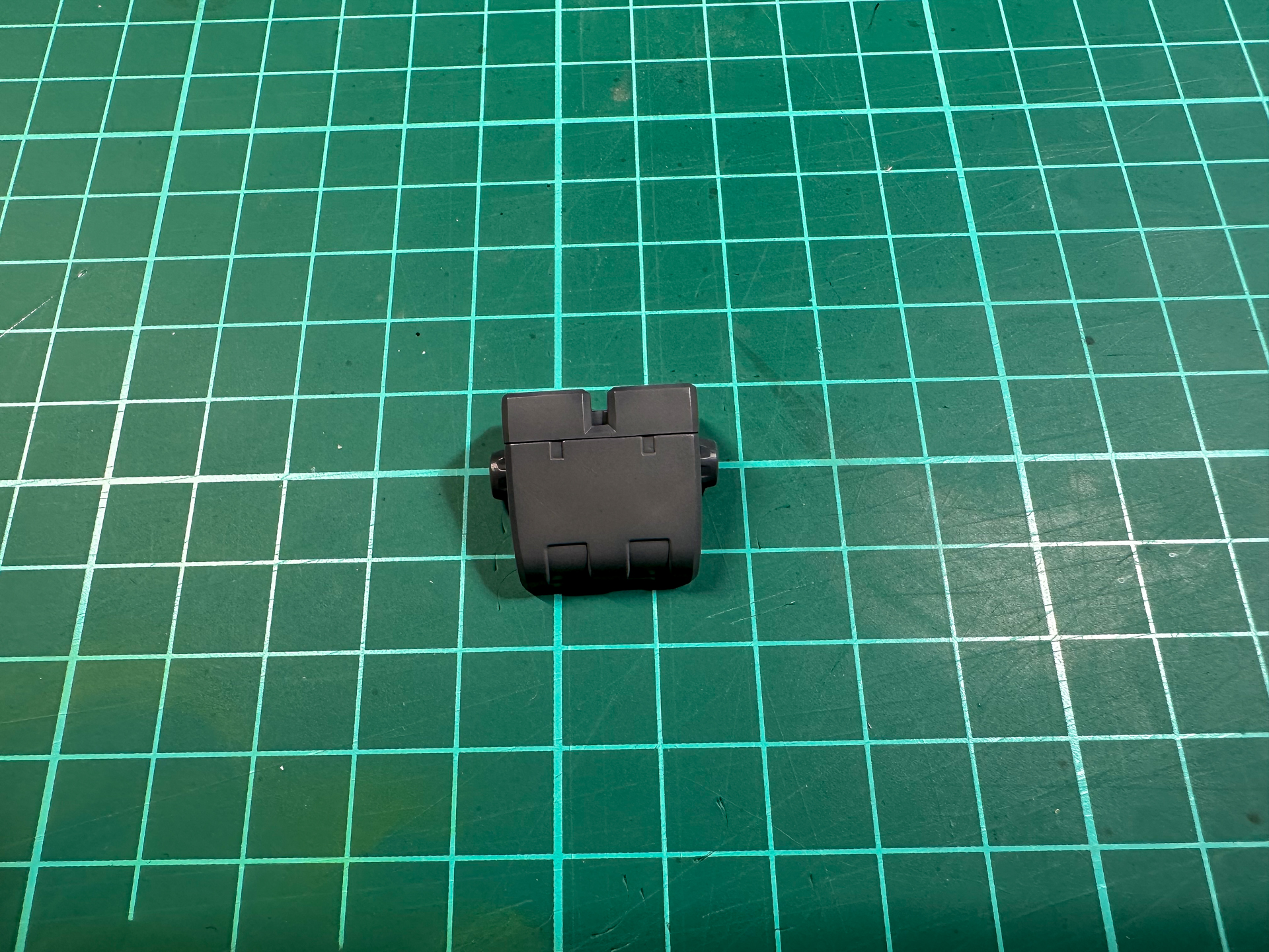 グレー部分の塗装を行なったランドセルパーツ。明るくなりすぎないように薄吹きしています。