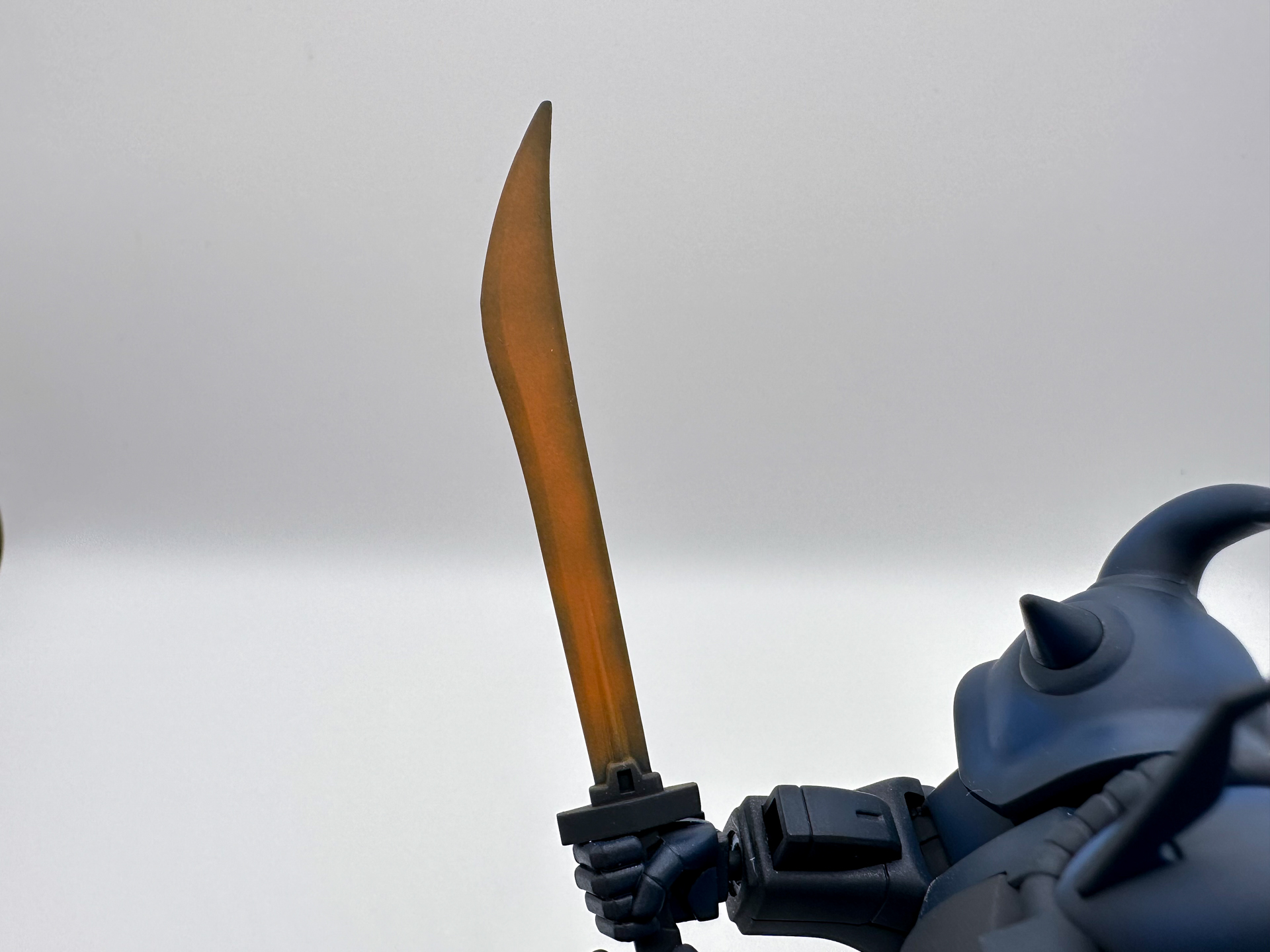 ヒート・サーベルのアップ。サーベルの縁が黒いことでイラストのようにも表現できたと思います。