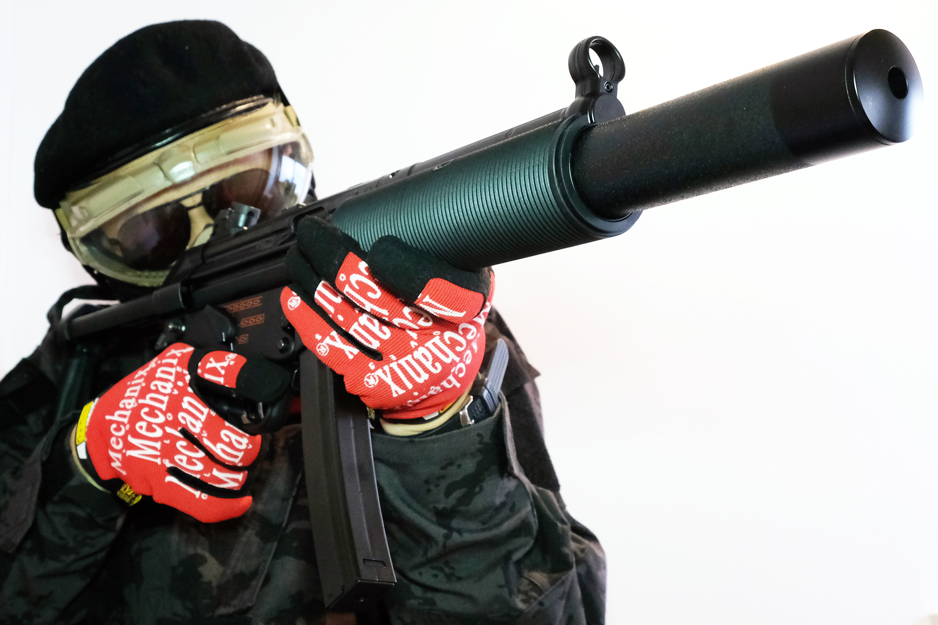 「次世代電動ガンMP5 SD6」は、2022年12月22日発売。価格は72,380円。全長600mmで、ストック伸長時は760mmとなる。本来、「MS Li-Po バッテリー」を標準とした設計であり、今回バッテリー発売によって、その真価が発揮されるようになった