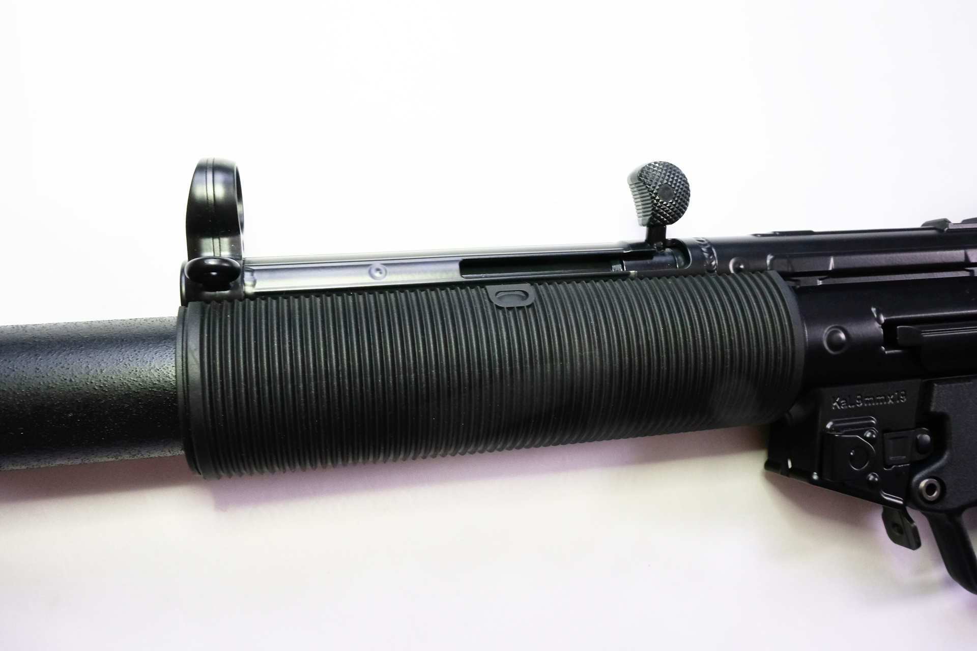 コッキングハンドルを引いて固定し、叩いて戻すHKスラップも行える