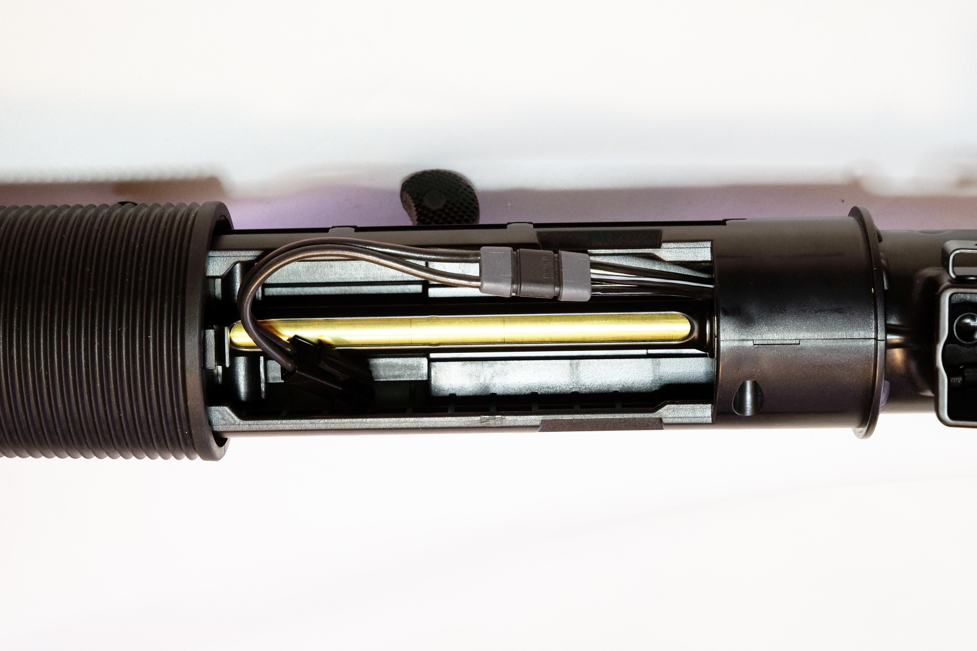 リアルサイズのハンドガード内にバッテリーを収納※撮影のため、バッテリーカバーを外してあります