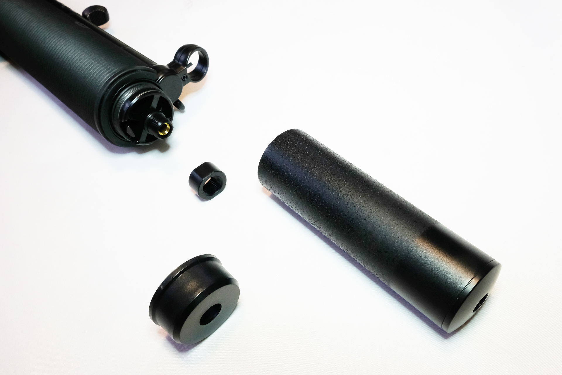 サプレッサーを外すと14mm逆ネジ仕様でマズルカバーが付いている