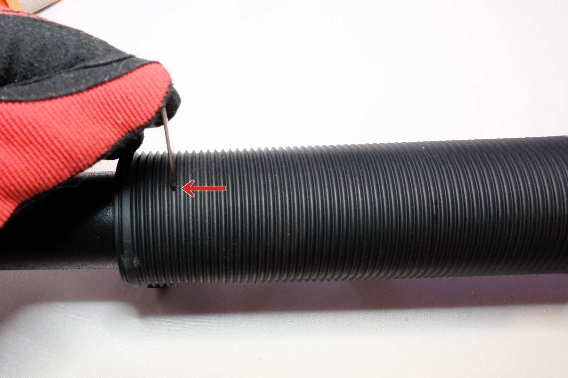 レンチを差し込んでハンドガーをずらす