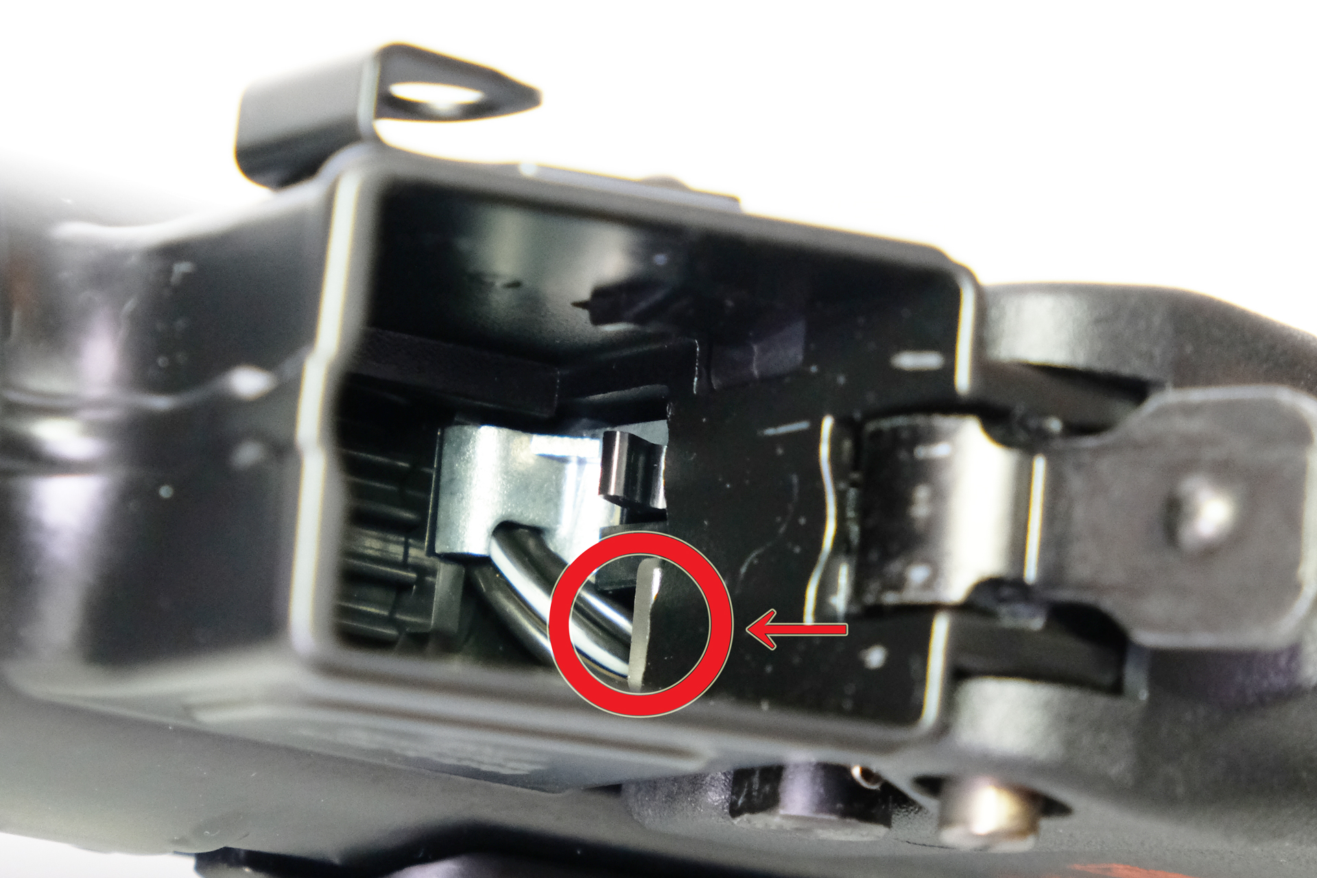 赤い丸の中で光っているのがインジケーターランプ。バッテリーを繋いで消灯していれば問題はない