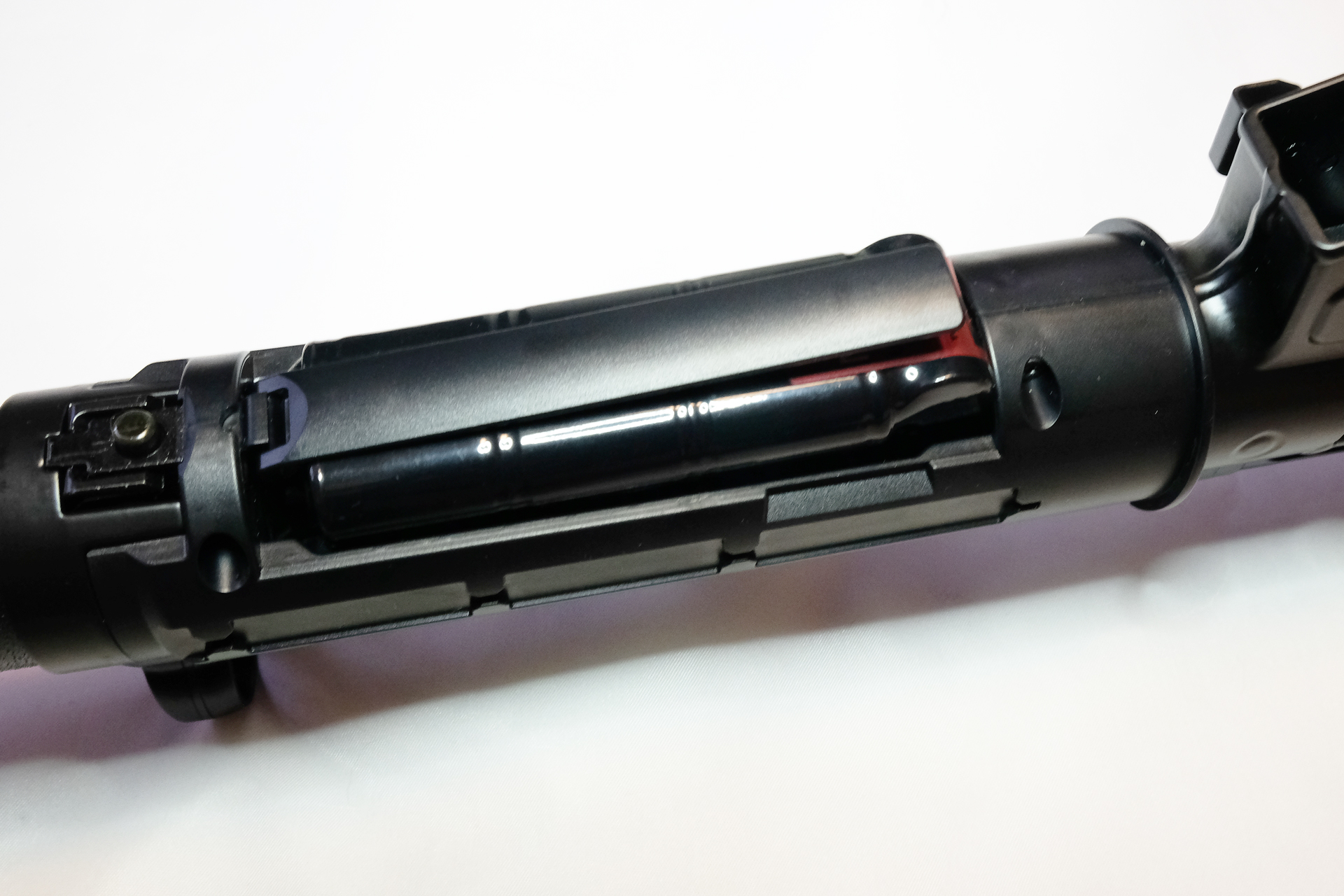 ニッケル水素バッテリー専用のカバーを付けてハンドガードで固定する