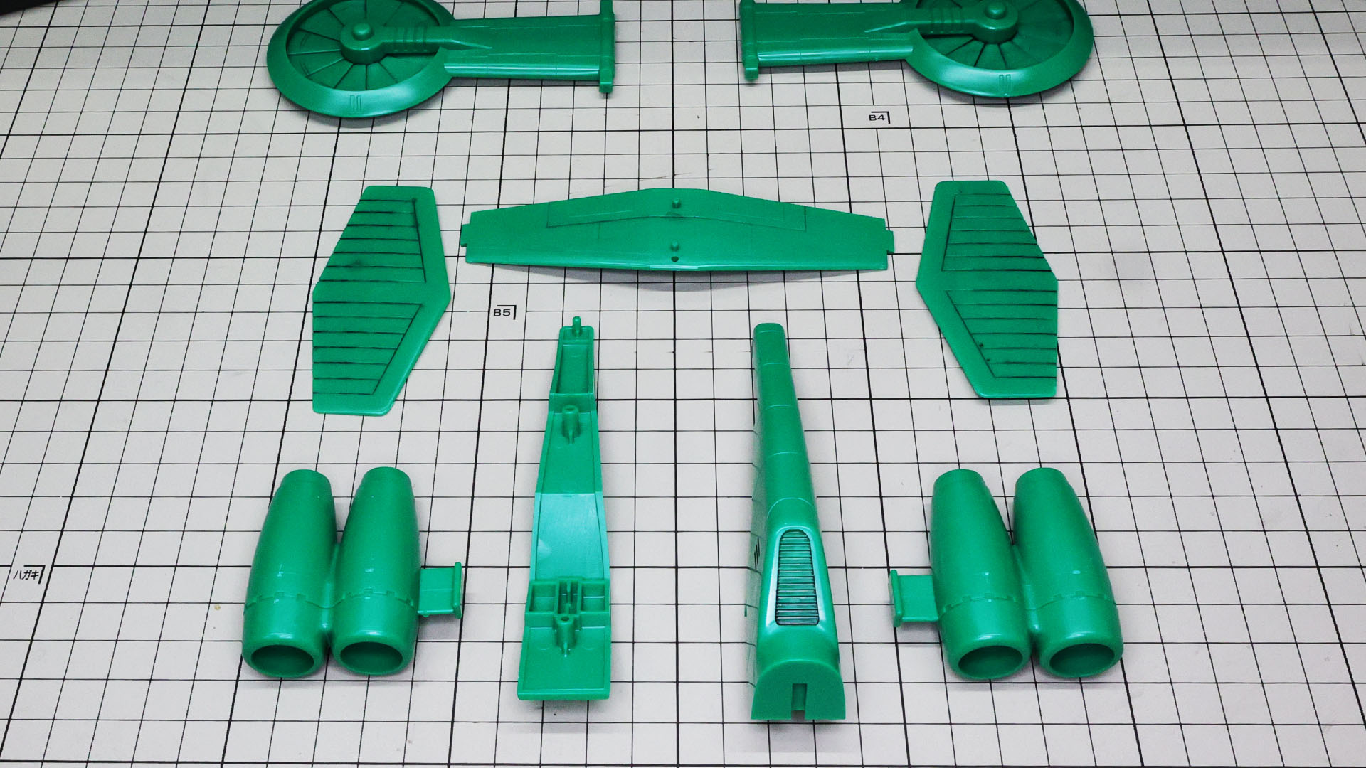 機体後部のウイングとジェットエンジンを組みます
