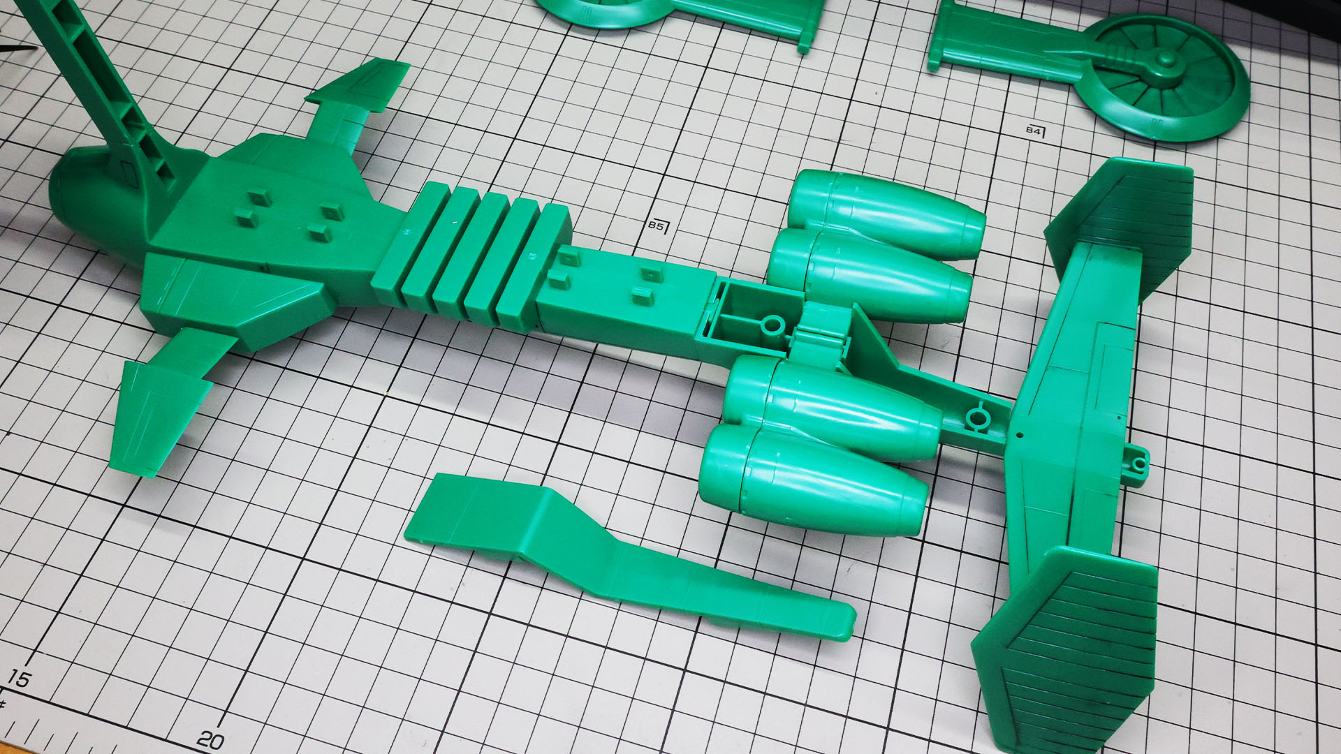 機体前後を組み合わせてみました。1/144スケールガンダムがすっぽり入りますのでだいぶ大きいですね
