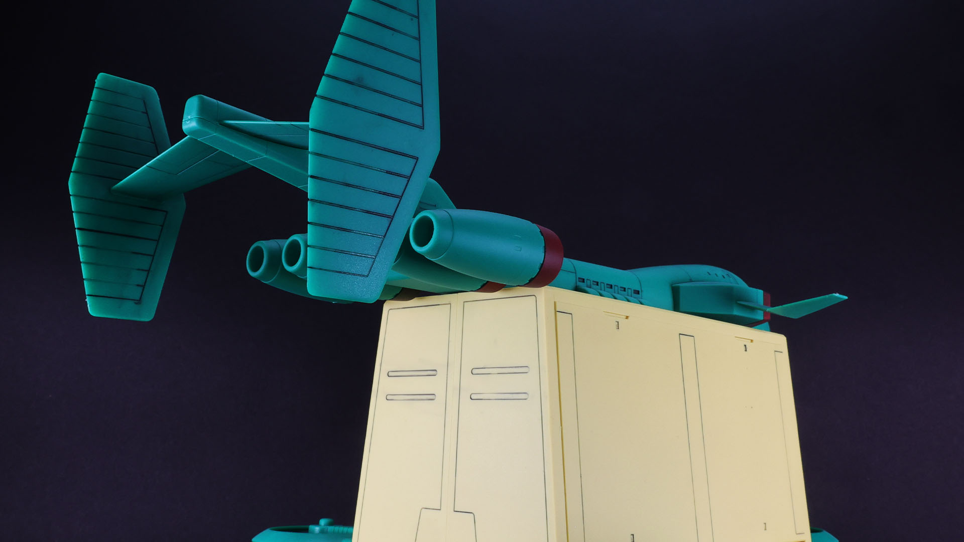 巨大なリアウイングで機体の安定を保つ