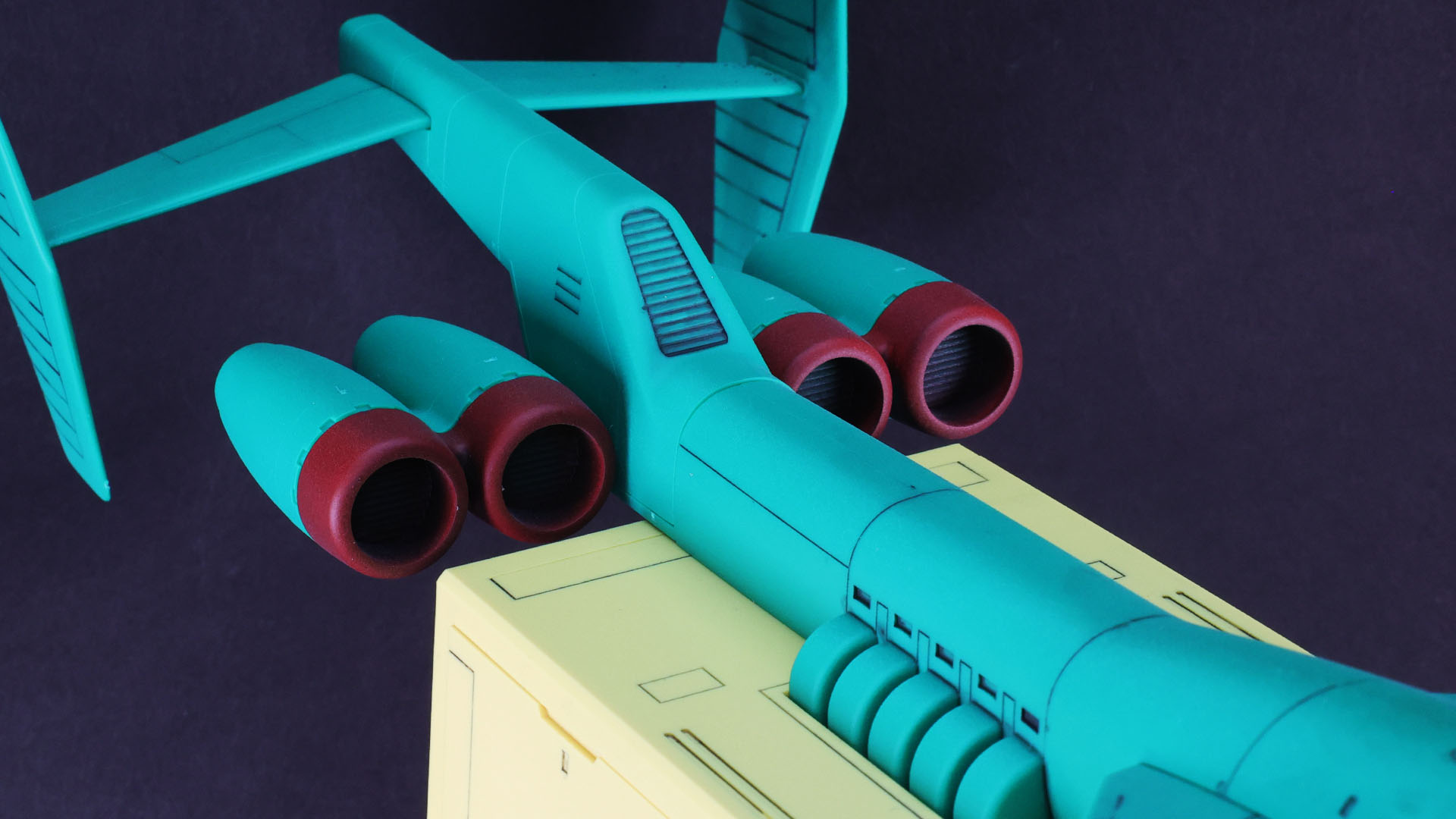 機体前方にはカナード的なウイングを備える