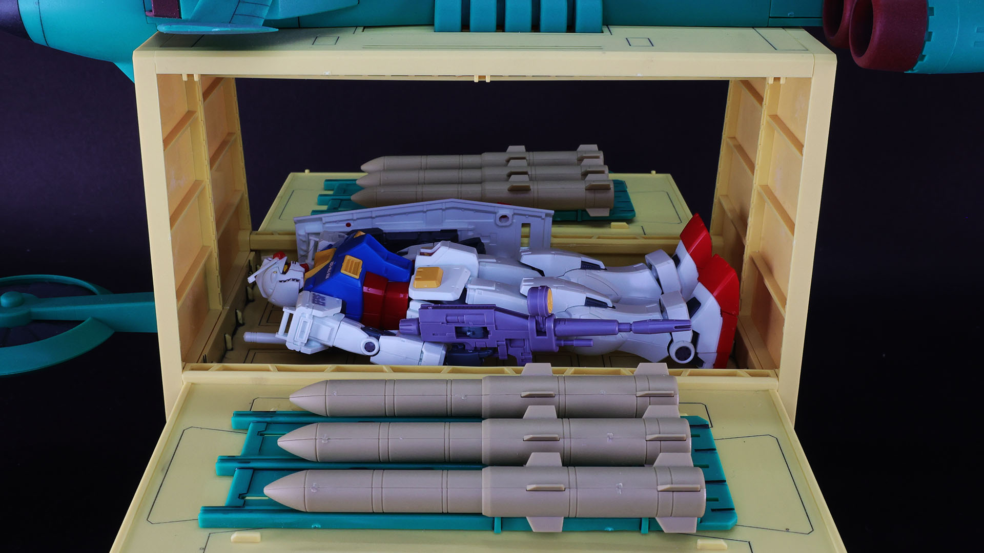 ミサイルはガンダムの身長に匹敵するほどの大きさ