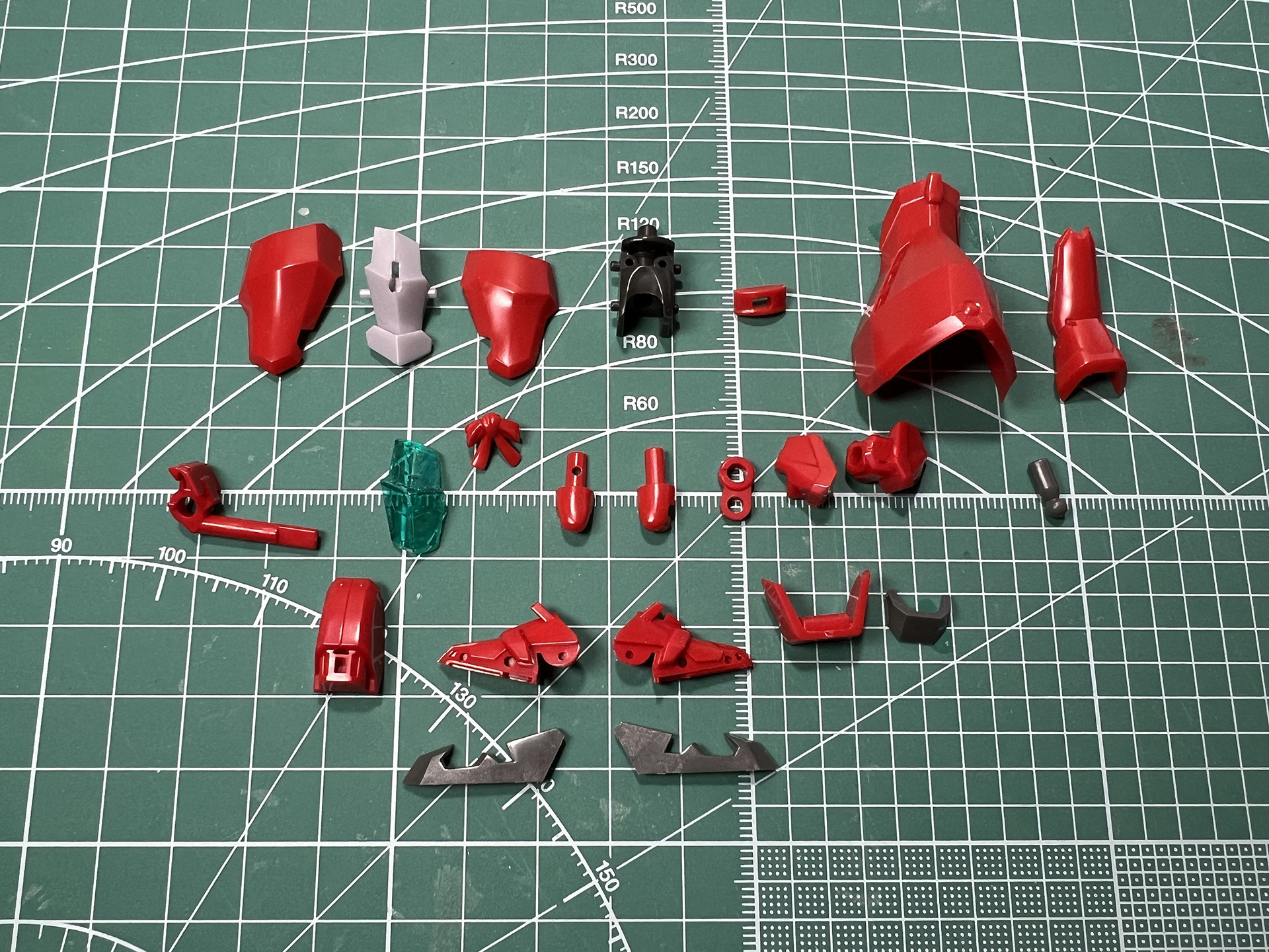 アーマーパーツは正面、背面に加え、足首も武骨なものになる。膝関節を追うものもアーマータイプに付け替える