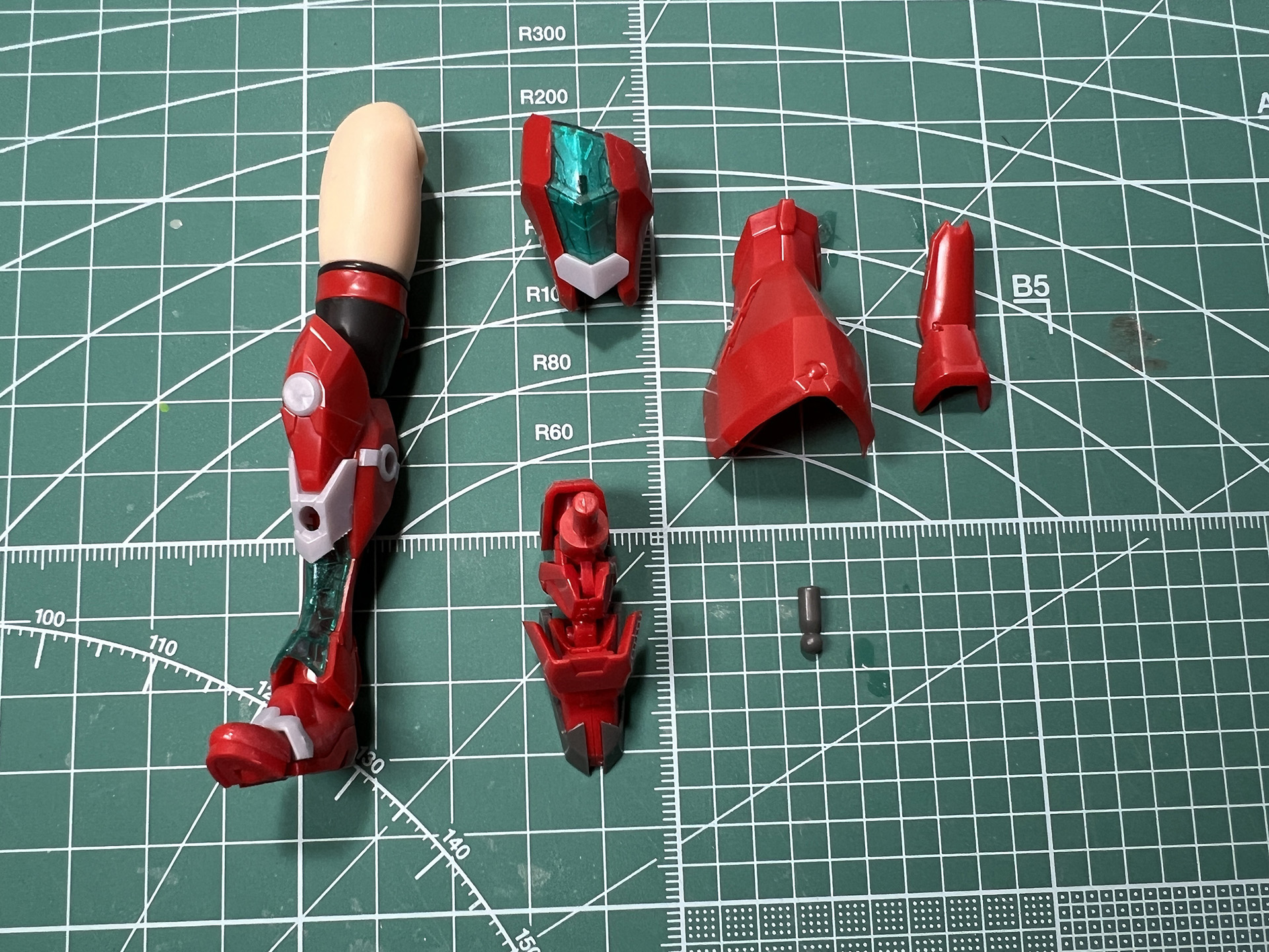 アーマーパーツは正面、背面に加え、足首も武骨なものになる。膝関節を追うものもアーマータイプに付け替える