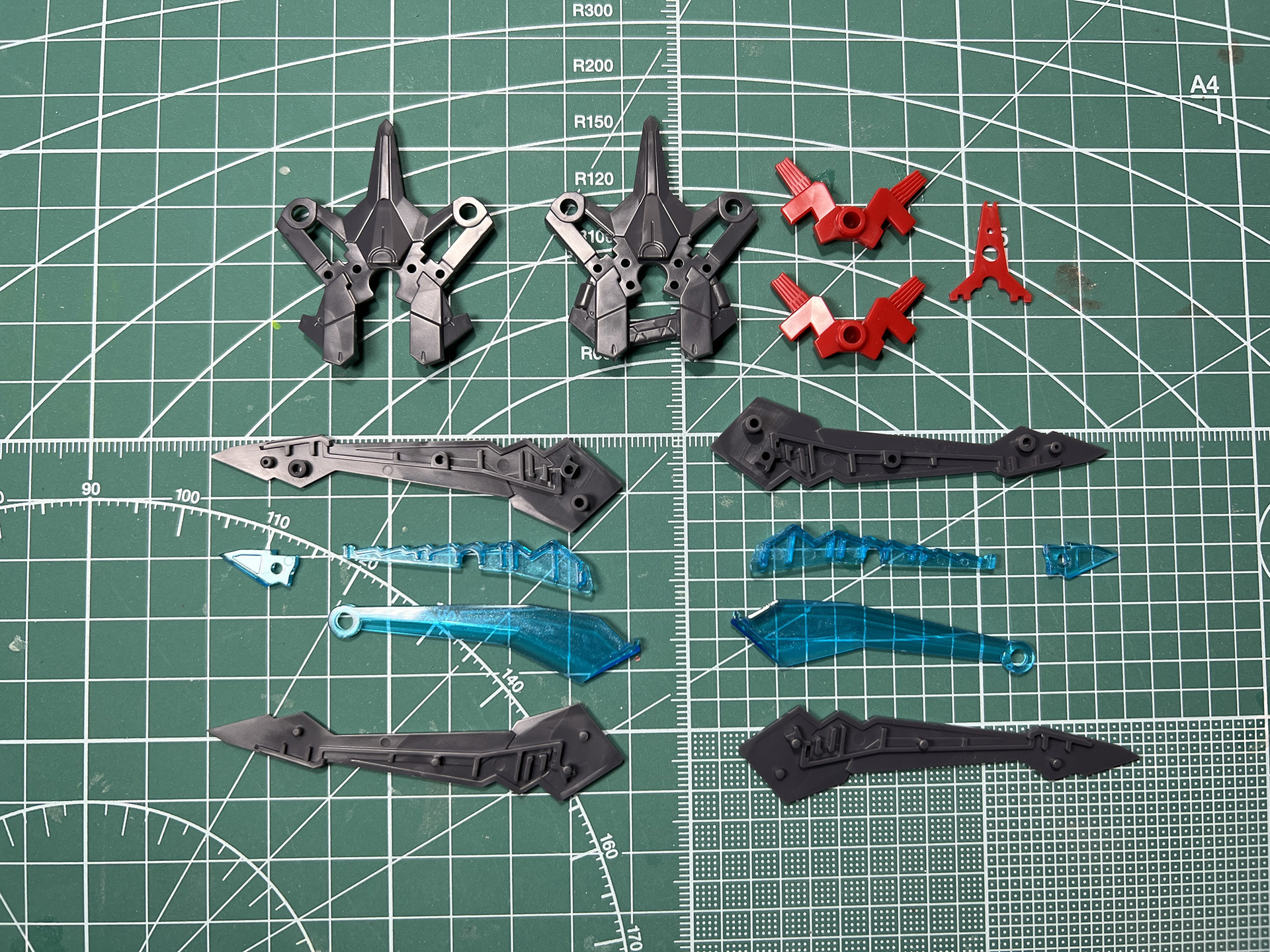 中央パーツを軸に左右のパーツを合わせていく形で組み立てる