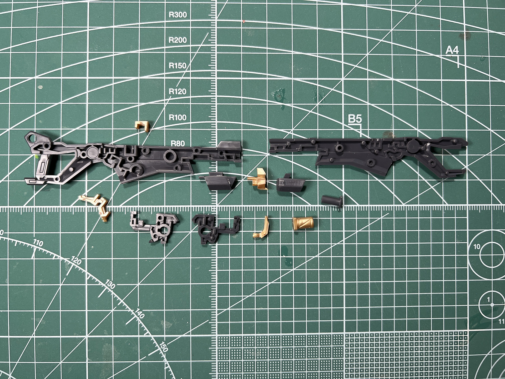 火縄銃のようなデザインに細かいゴールド成形色で差し色が入っている