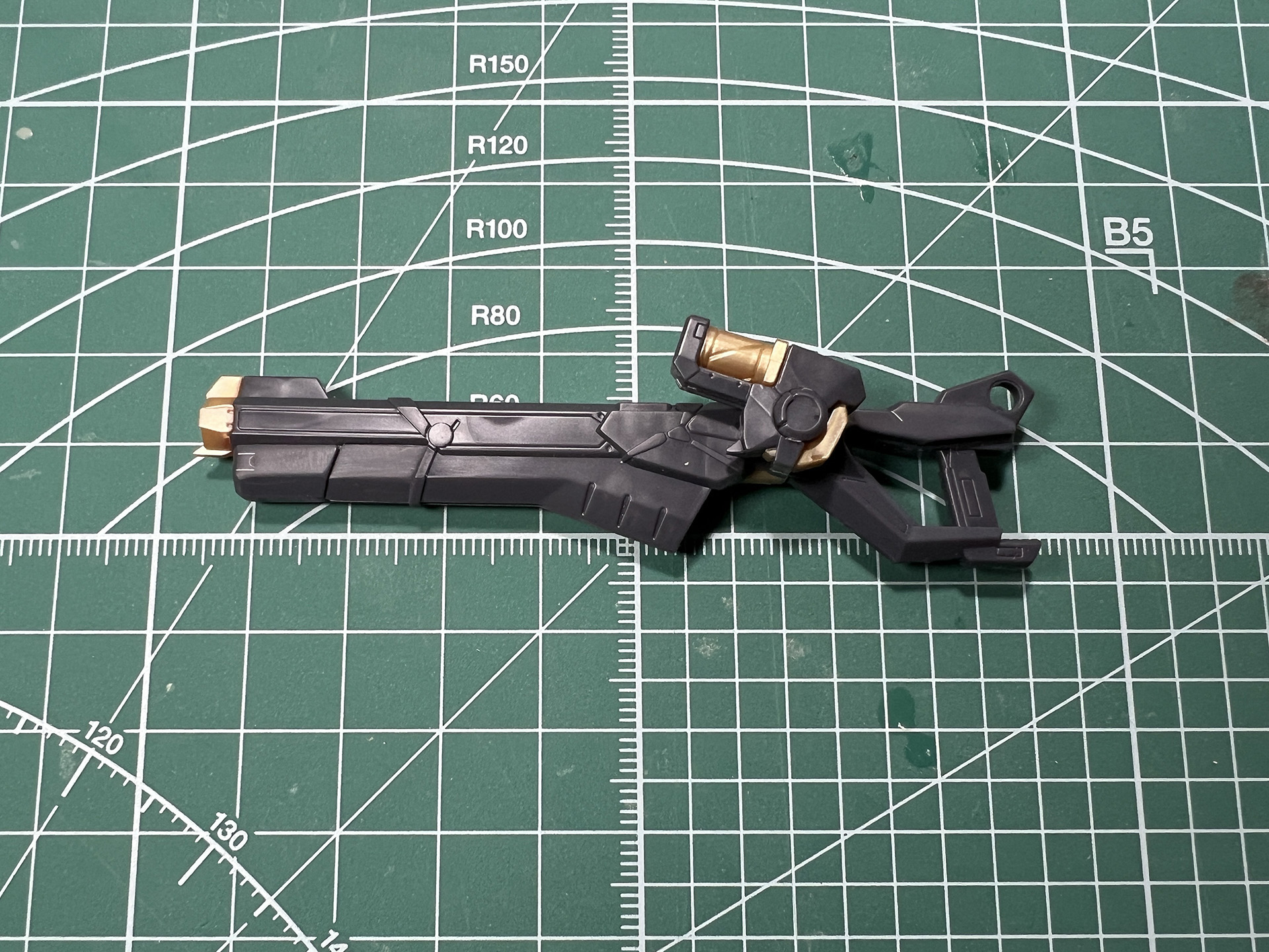 銃身下部のパーツを外し「サツガ」の刀身を組み替えることで銃剣になる