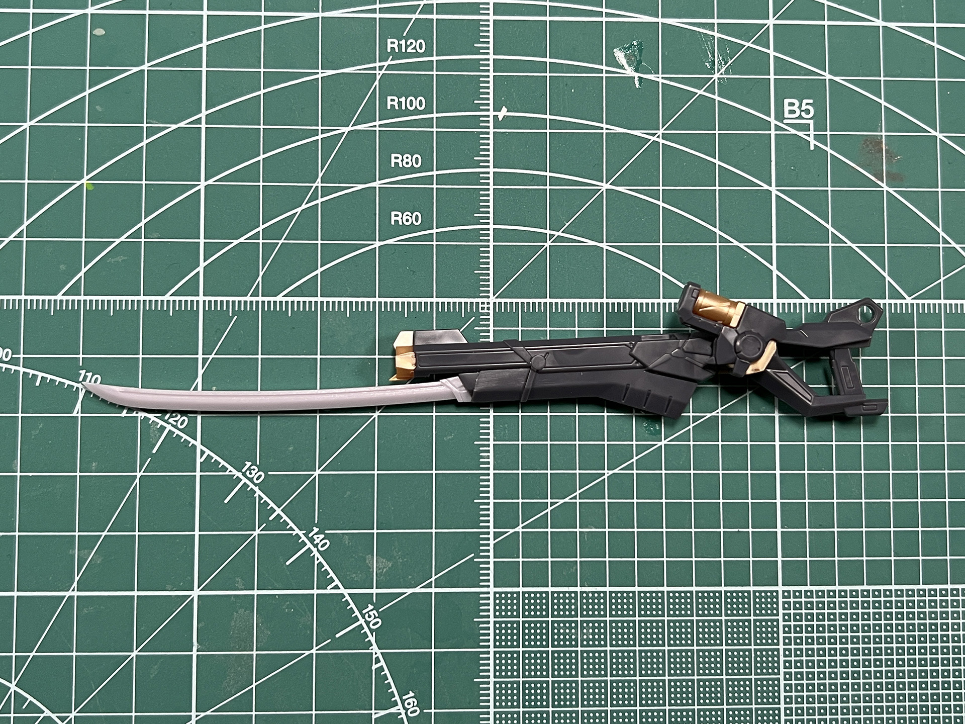 銃身下部のパーツを外し「サツガ」の刀身を組み替えることで銃剣になる