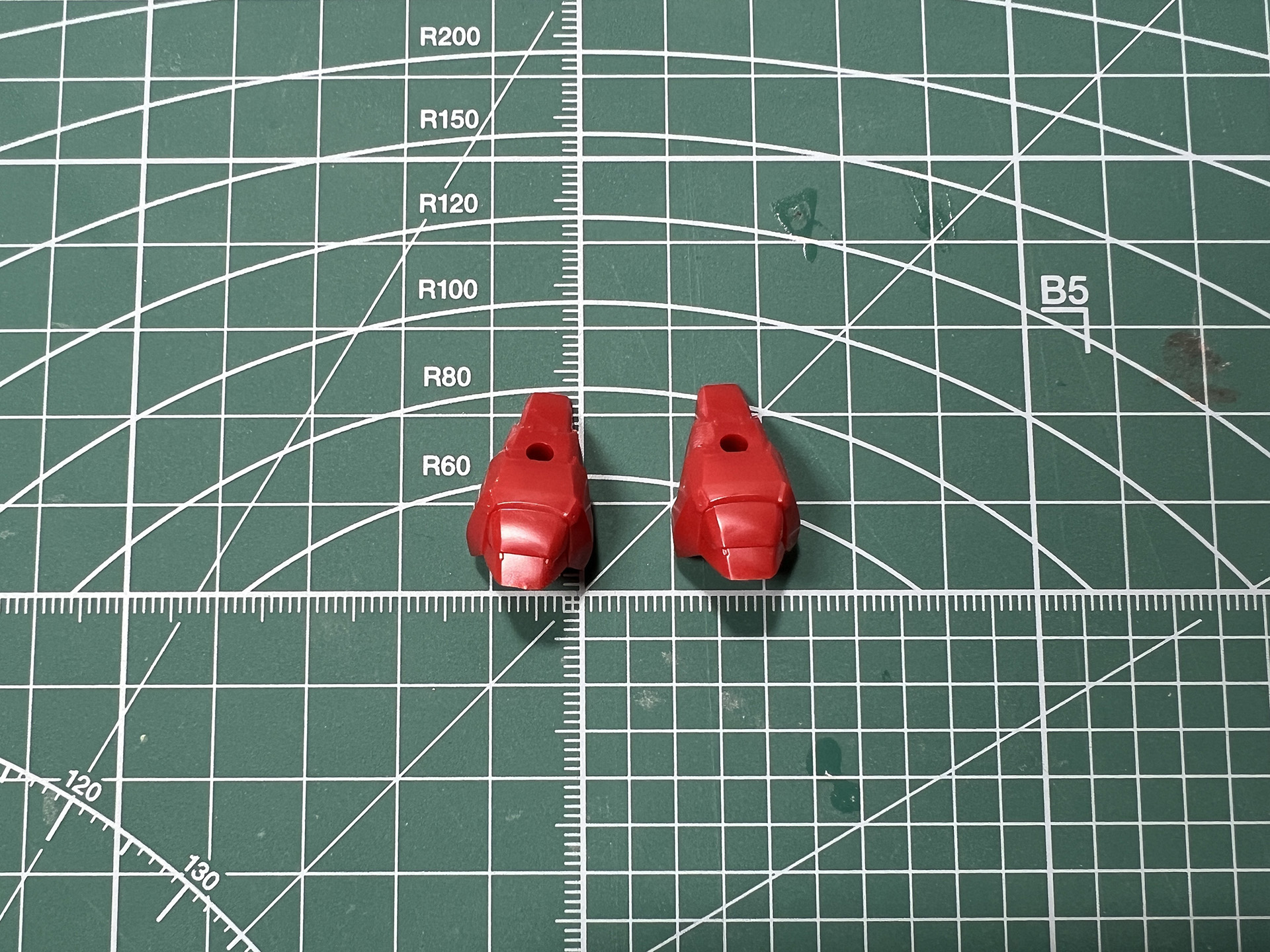 左が腕に装着するアーマーパーツ、右がキョウテンなどをマウントするアタッチメントパーツ