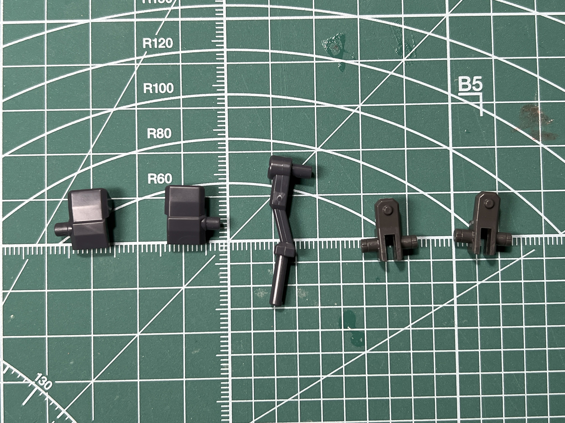 左が腕に装着するアーマーパーツ、右がキョウテンなどをマウントするアタッチメントパーツ